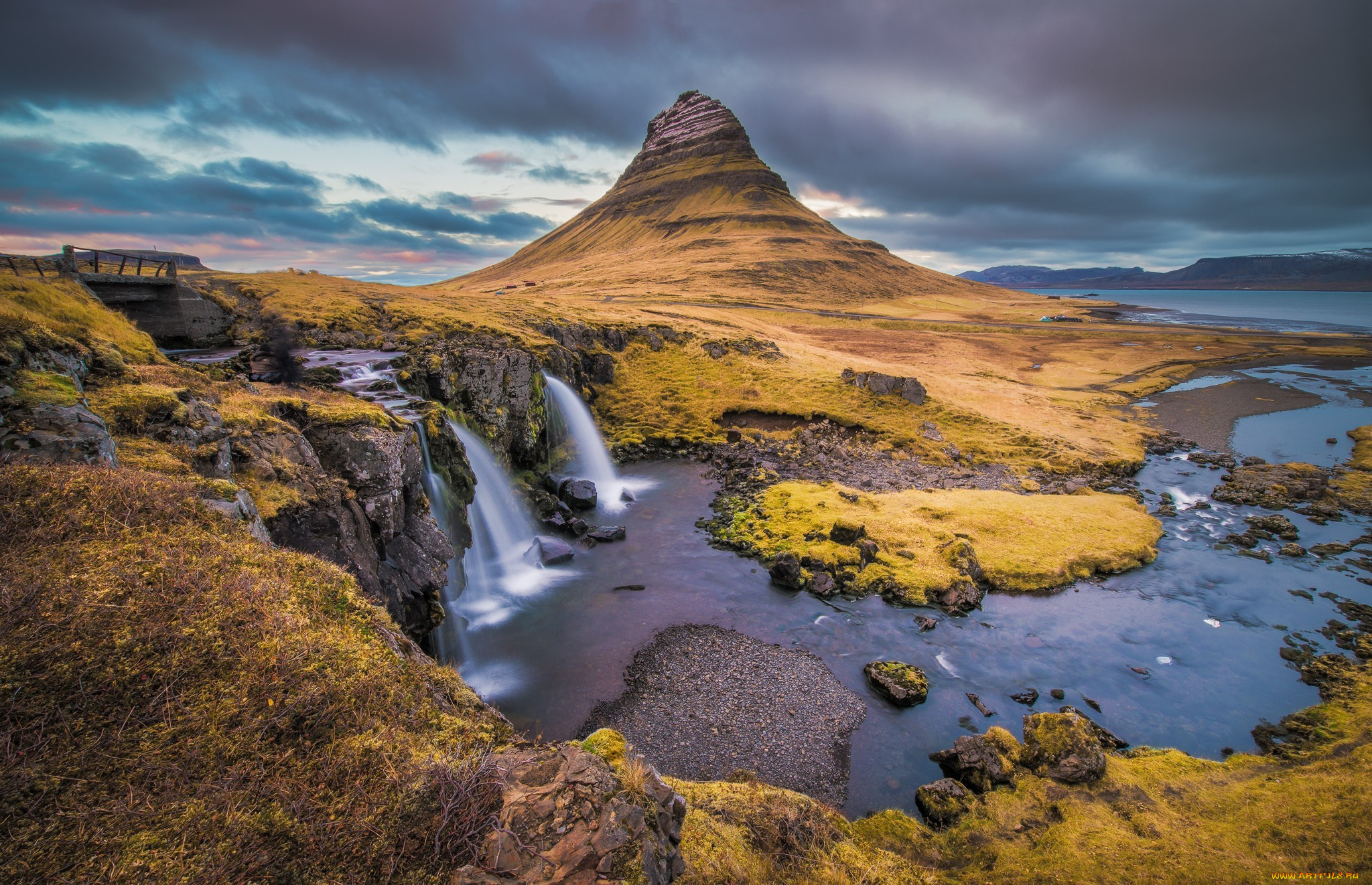природа, водопады, тучи, мост, небо, исландия, kirkjufell, река, море, водопад, гора