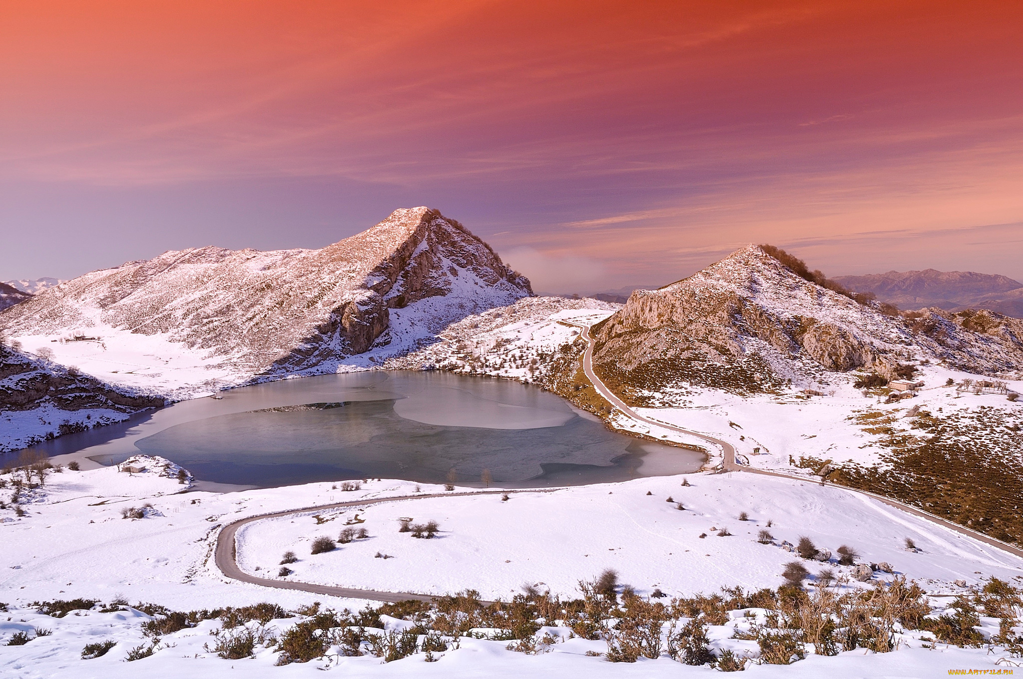 Lake Enol, Covadonga, Picos de Europa National Park, Asturias, Spain загрузить
