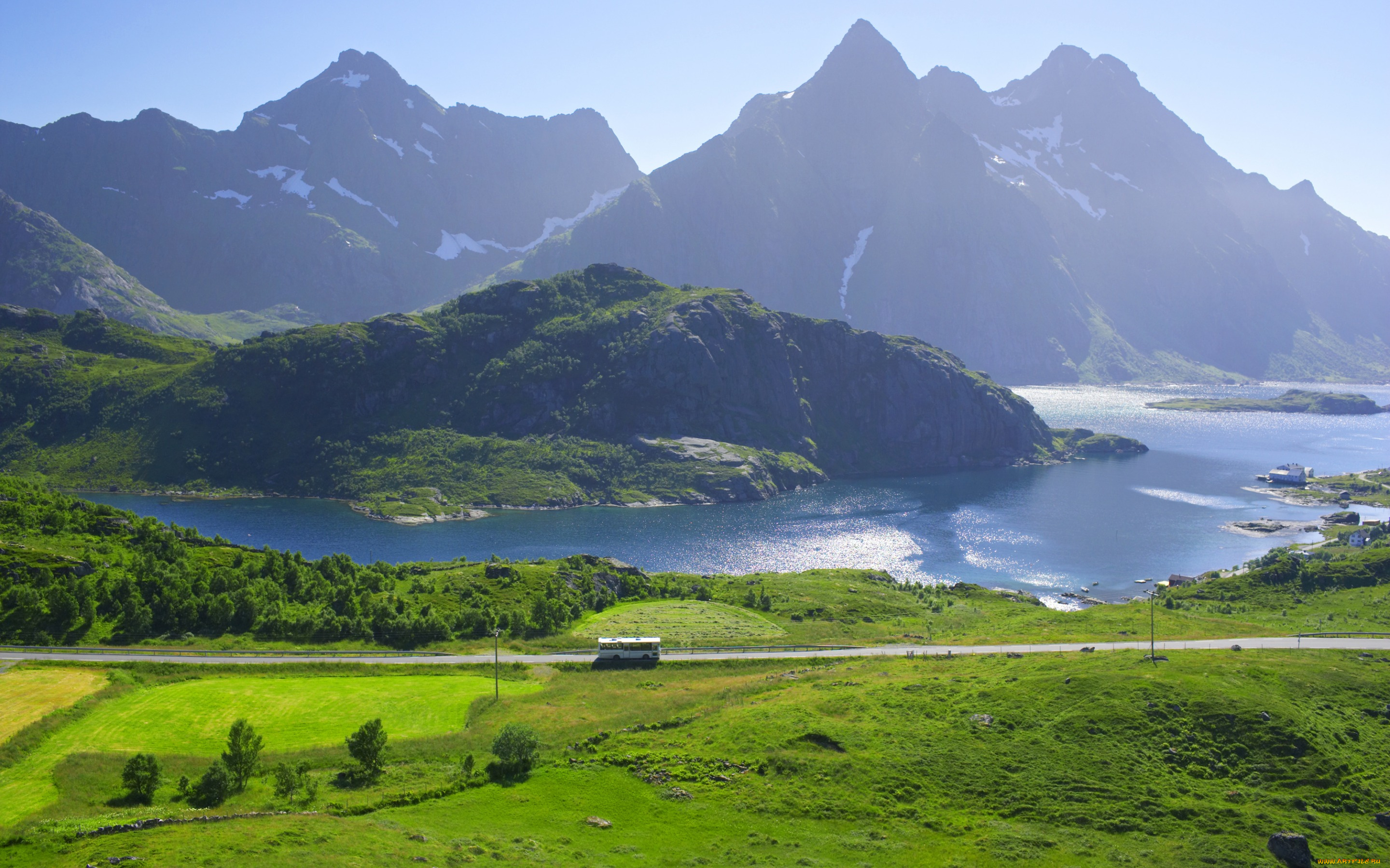 природа, реки, озера, норвегия, lofoten, автобус, поля, дорога, домики, берег, озеро, горы