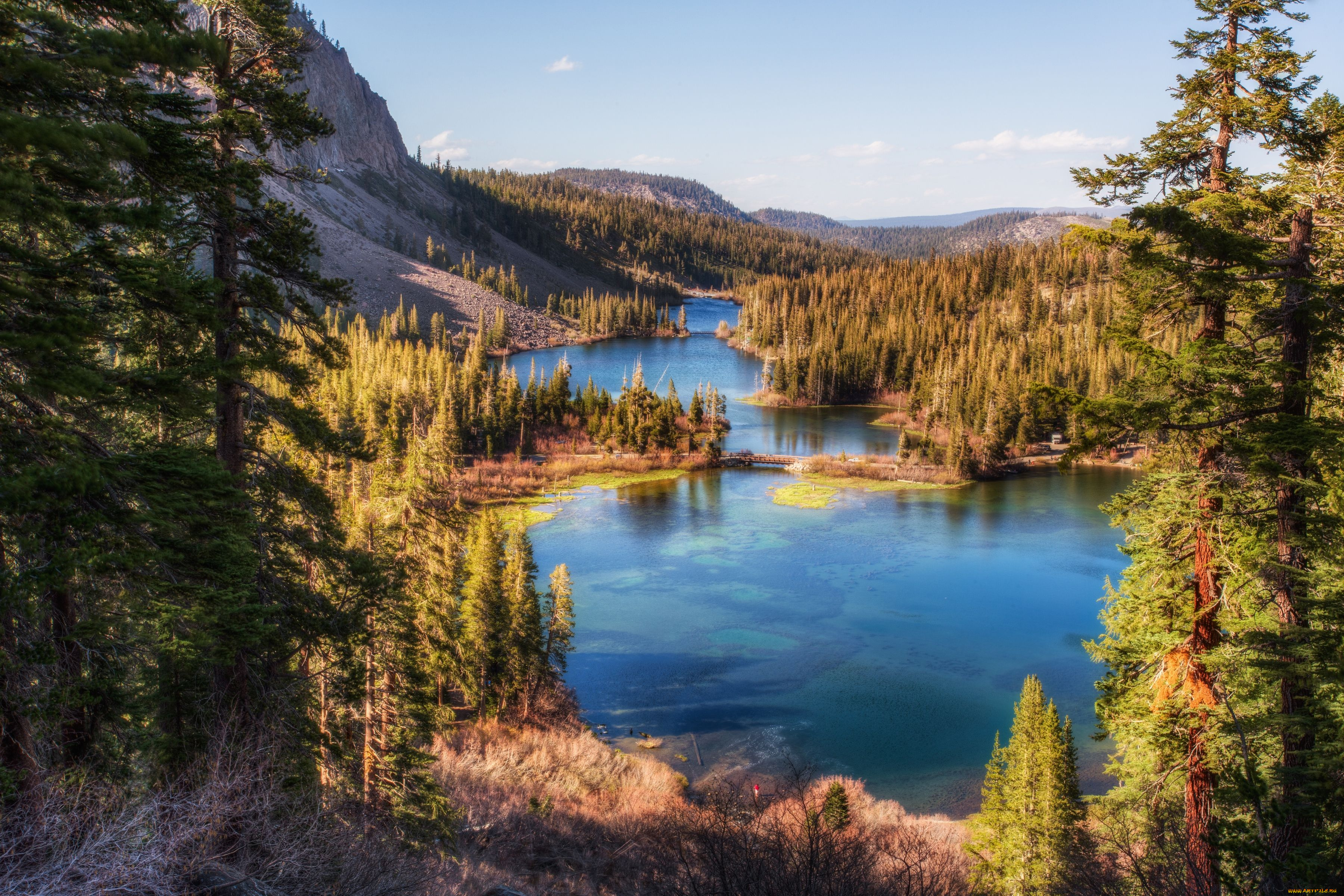 Many rivers and lakes are. Твин Лейкс Калифорния. Озеро Чиф Калифорния. Озеро Тахо Калифорния США. Озеро Эльсинор Калифорния.