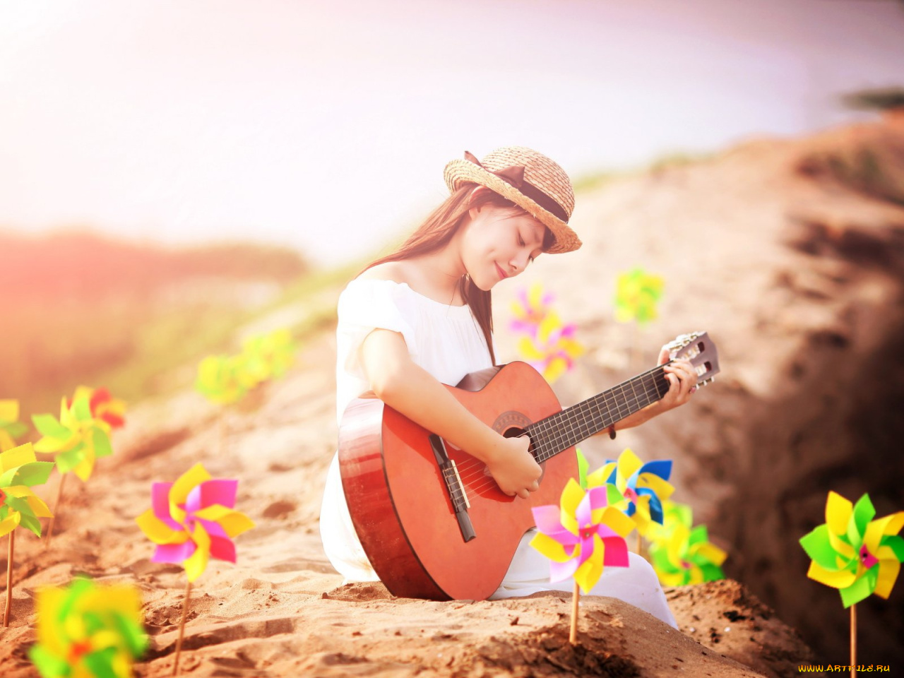Поздравить девочек песня. Девушка с гитарой. Музыкальная девушка. Девушка с гитарой на природе. Девушка музыкант.