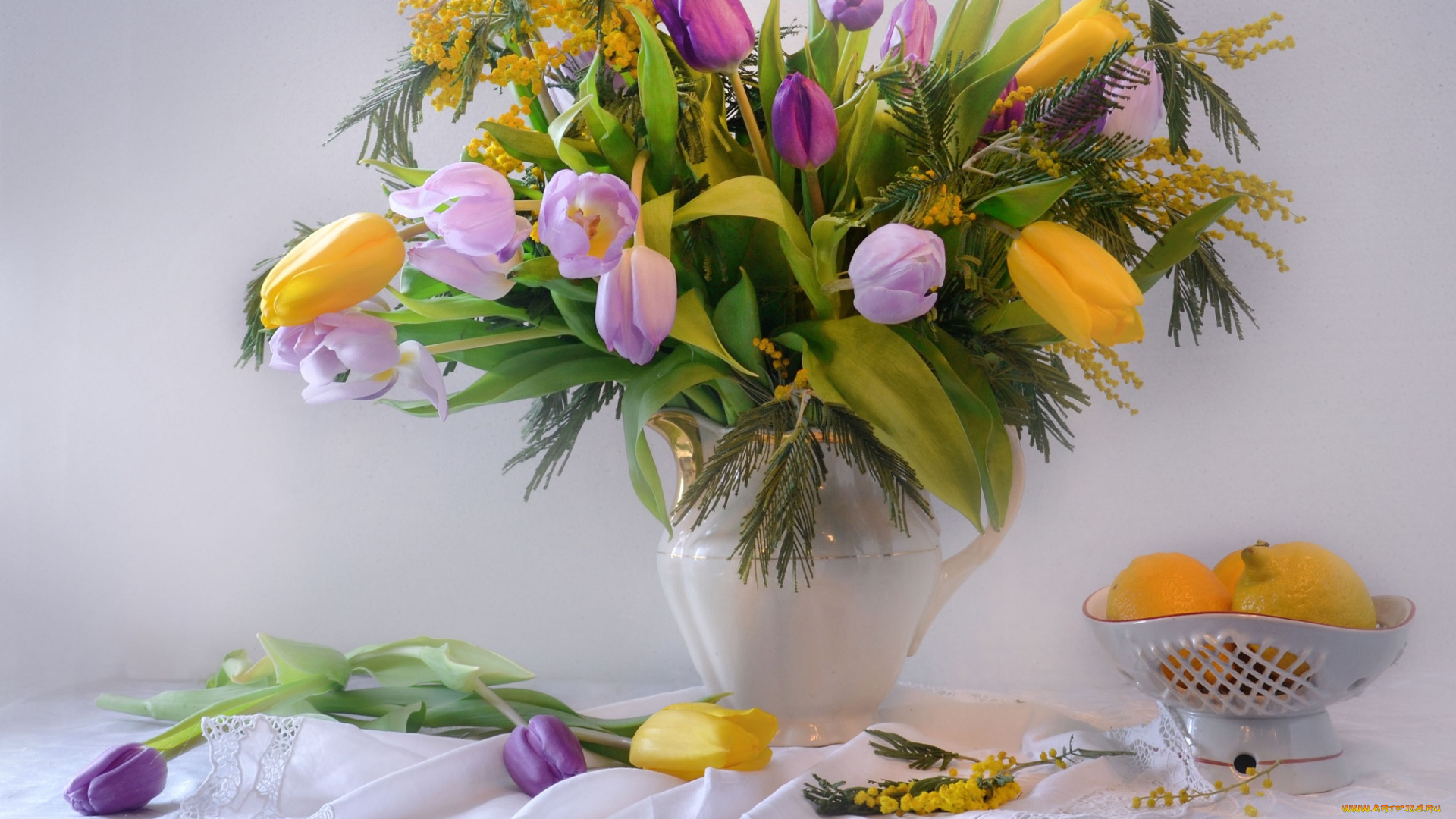 Весенний букет с мимозой и тюльпанами