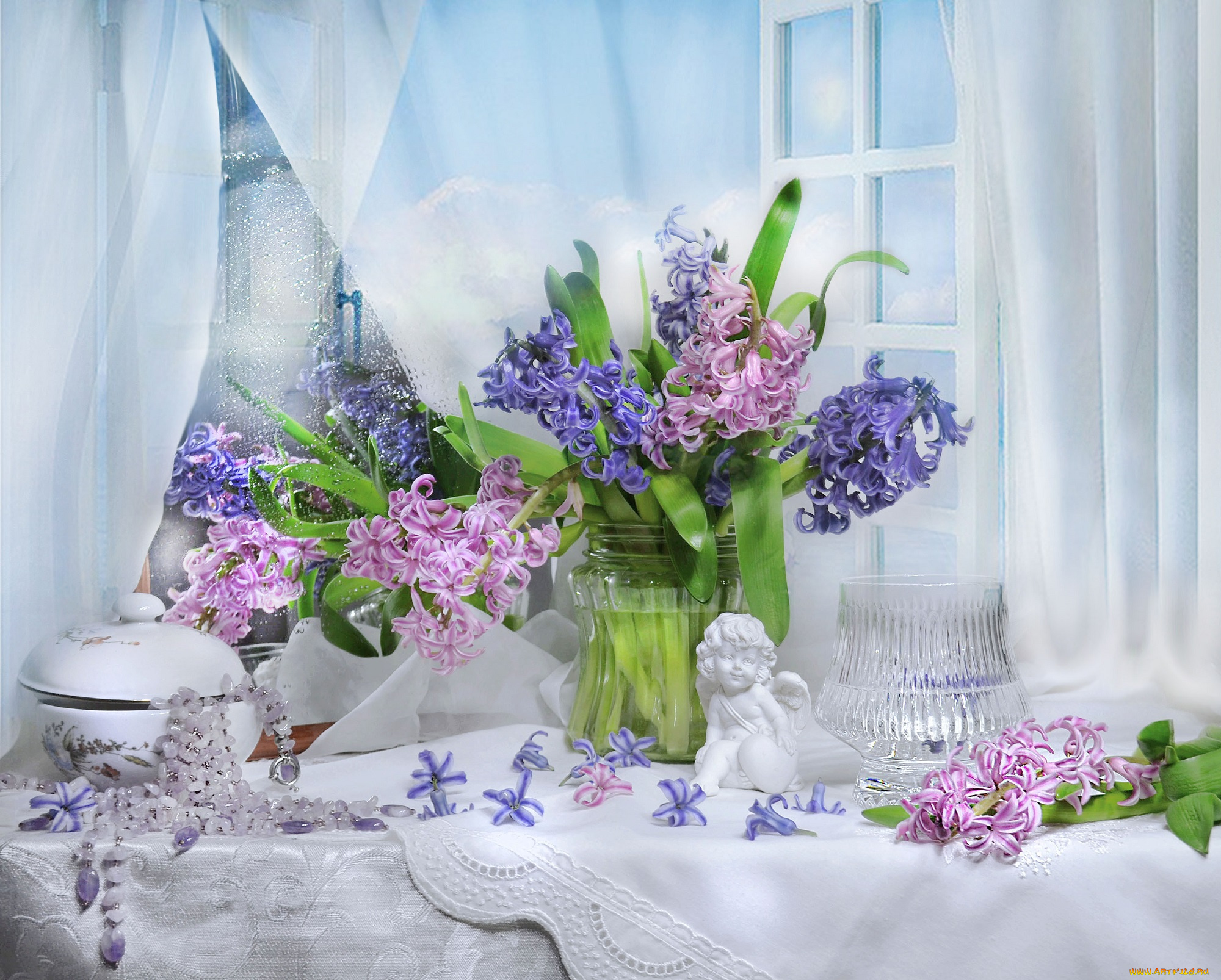 цветы, гиацинты, ангел, окно, бусы, ваза, натюрморт, штора