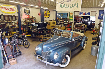 Картинка автомобили классика garage museum