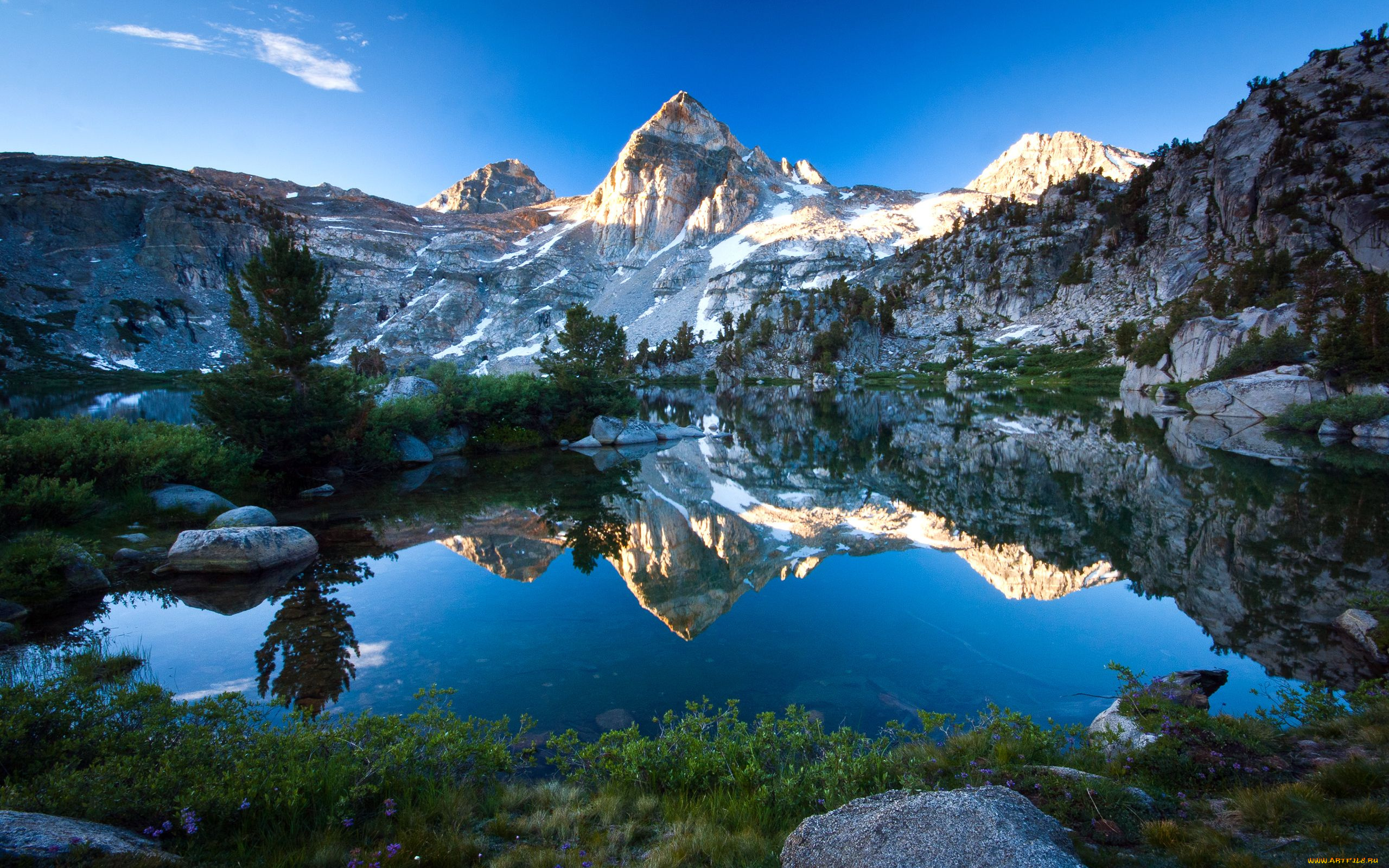 природа озеро горы скалы отражение облака бесплатно