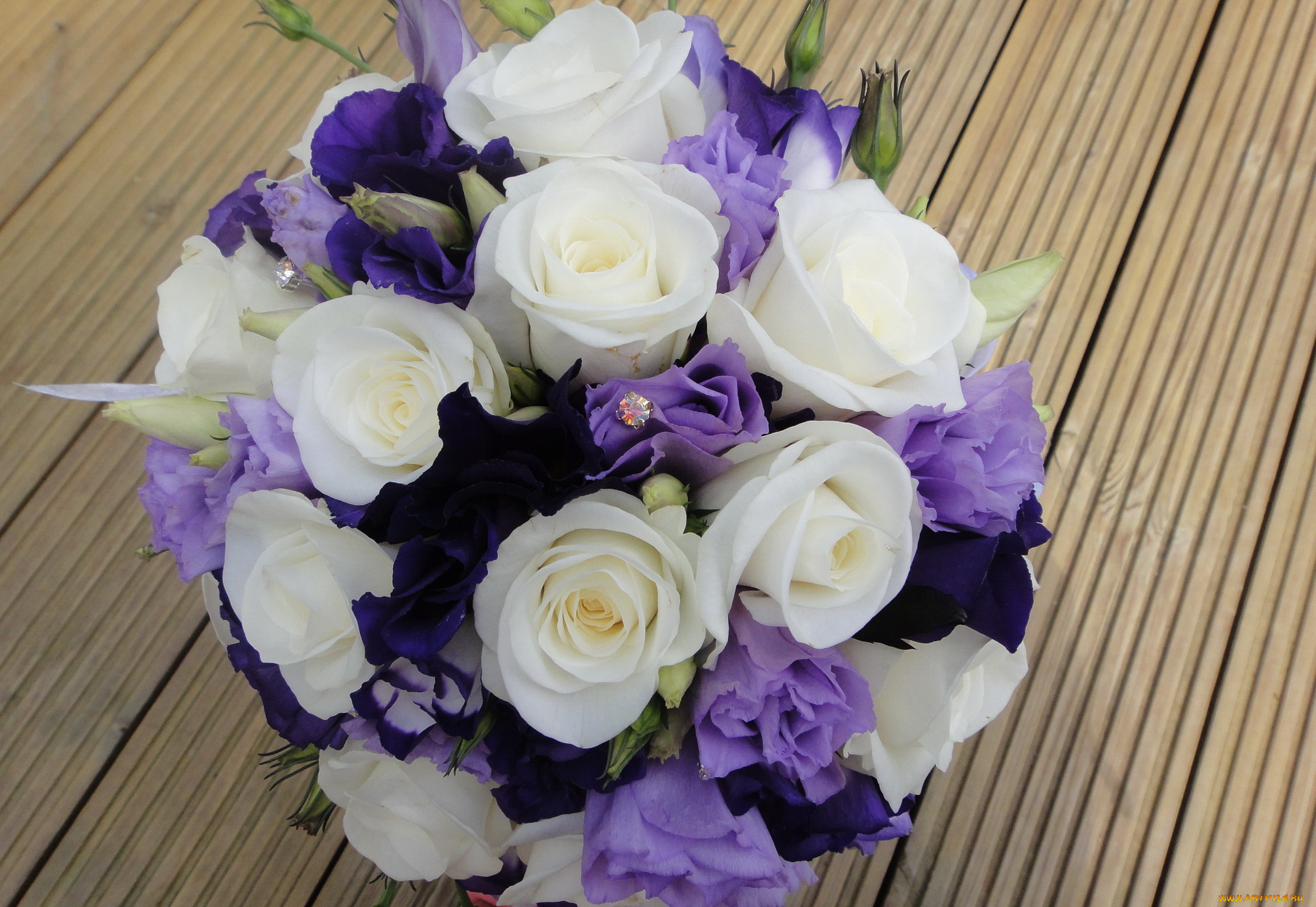 Белые розы фиолетовый. Лизиантус Рассела. Букет роз с ирисами. Букет «розы и эустомы». Фиолетовый букет.