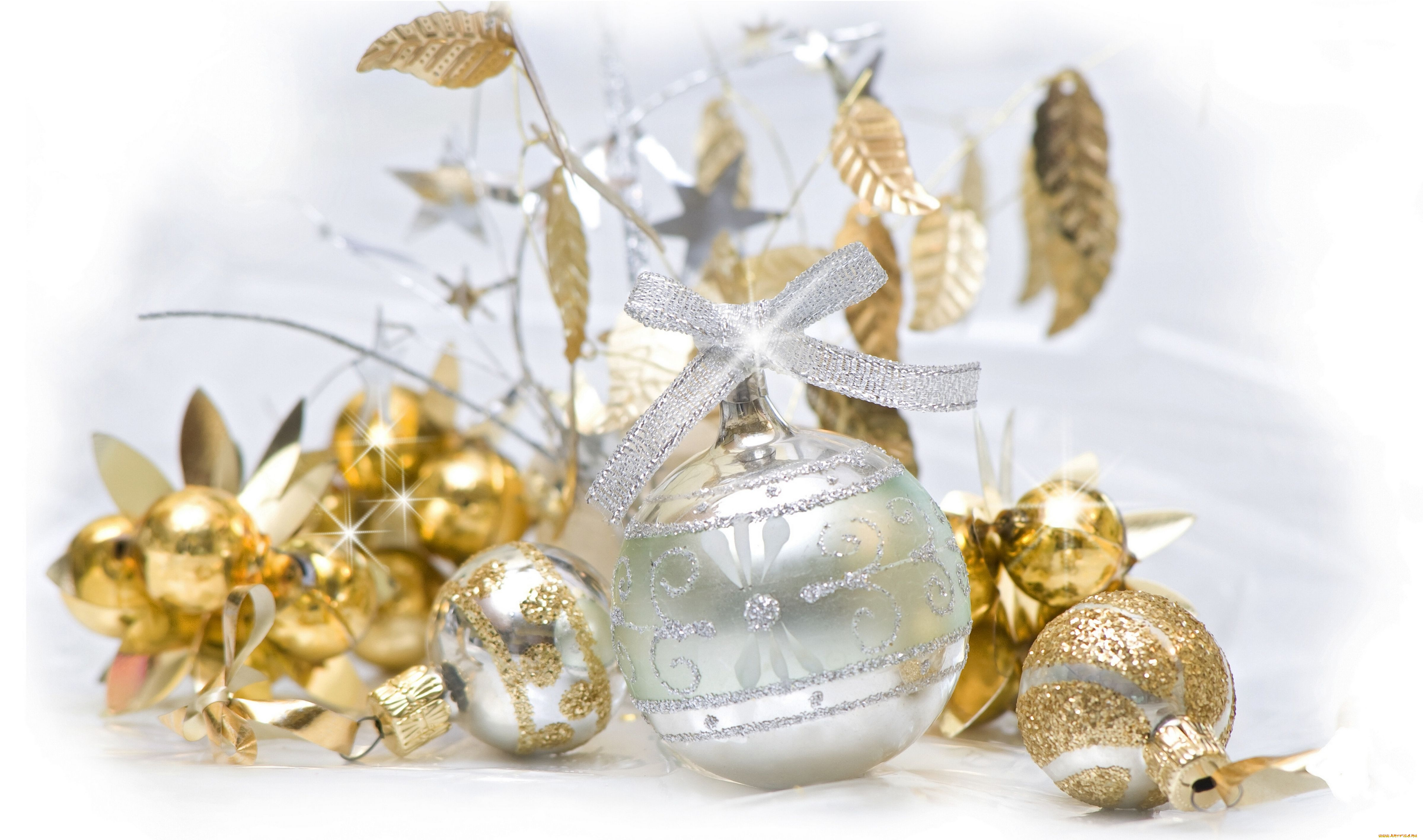 Поздравления с новым годом эфир. Елочная игрушка Золотая на елке. Золотистая Новогодняя игрушка. Новогодние шары золотые. Красивые новогодние шары.