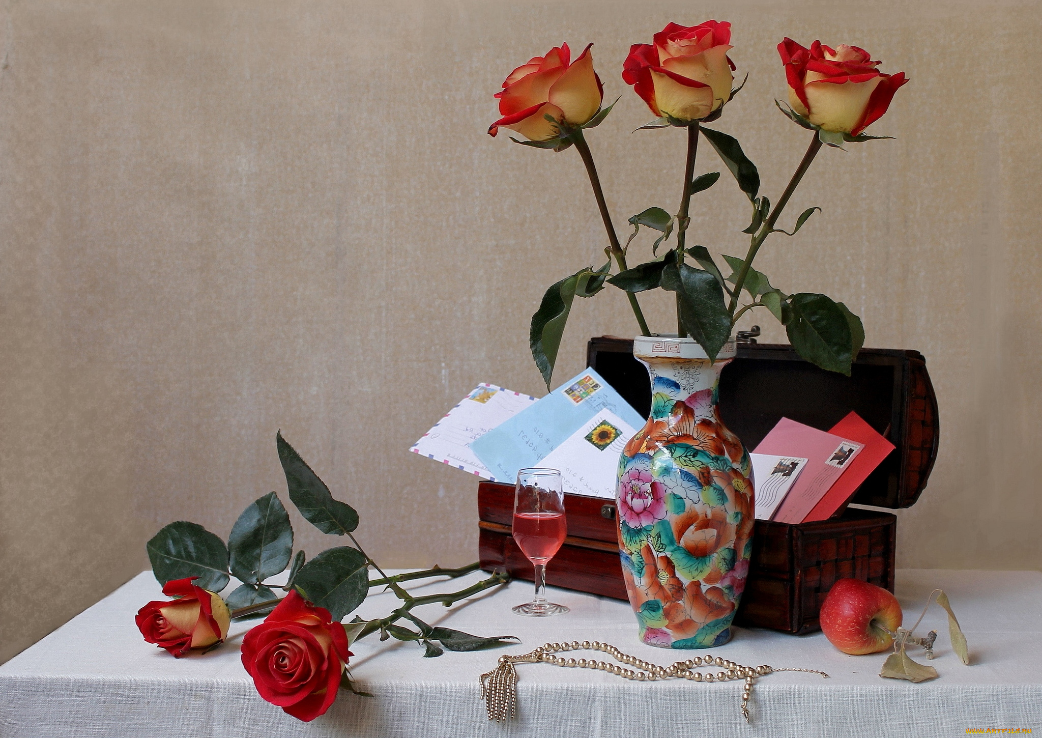 цветы, розы, яблоко, бокал, письма, украшение, ваза