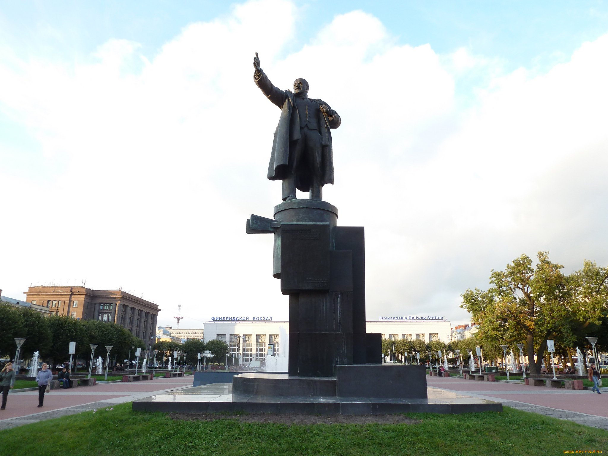 памятник ленину у финляндского вокзала
