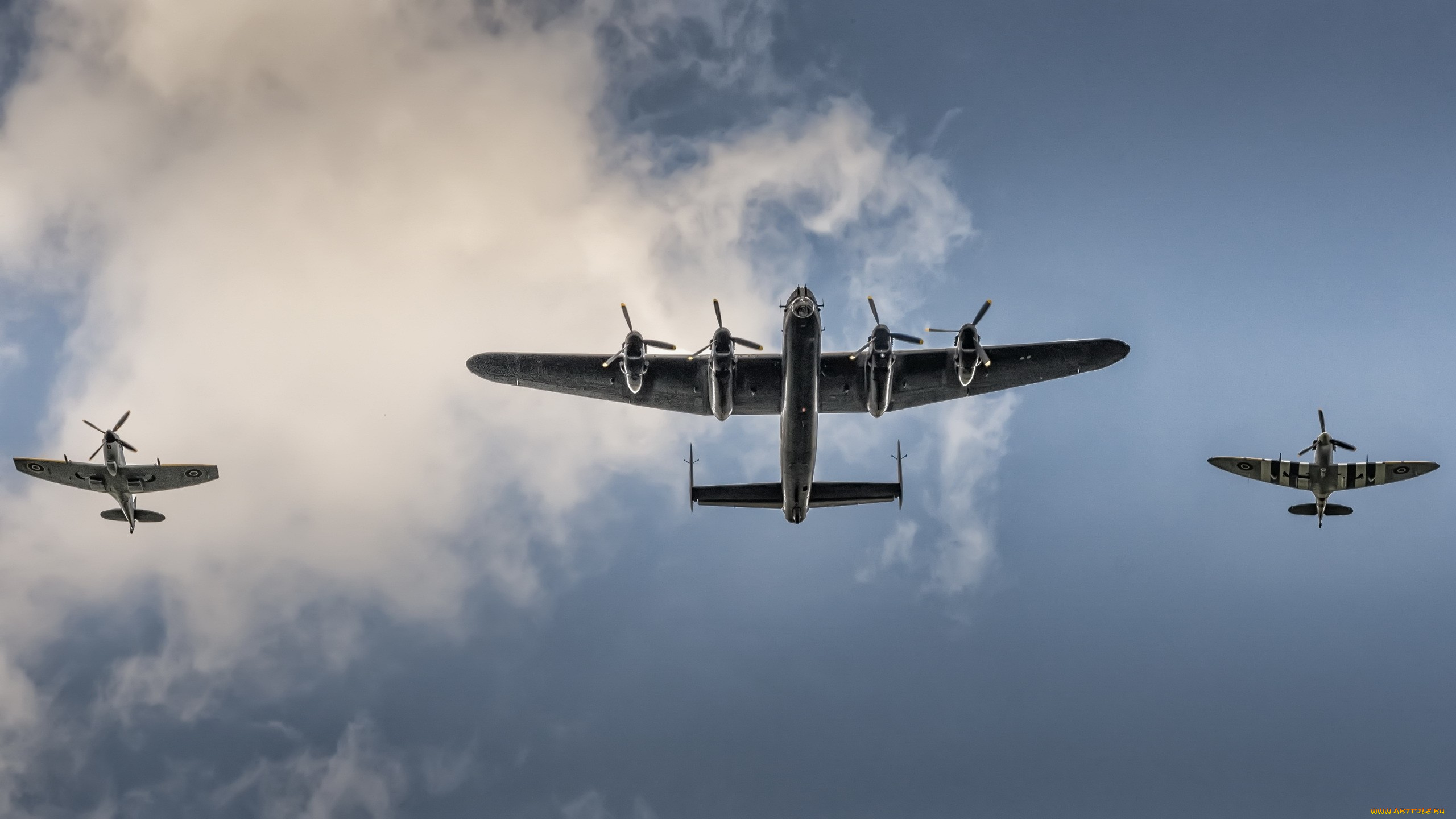 подбитый Avro 683 Lancaster скачать