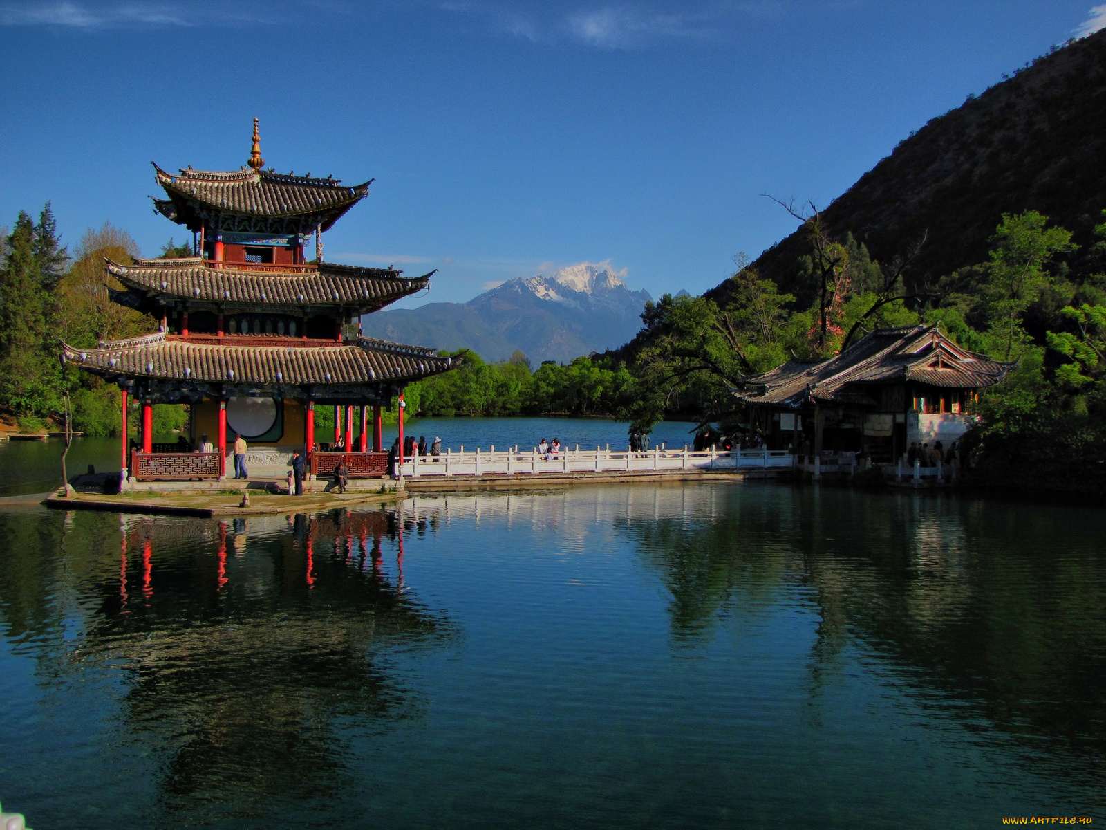 Deyue Pavilion, Black Dragon Pool Park, Lijiang, Yunnan Province, China бесплатно