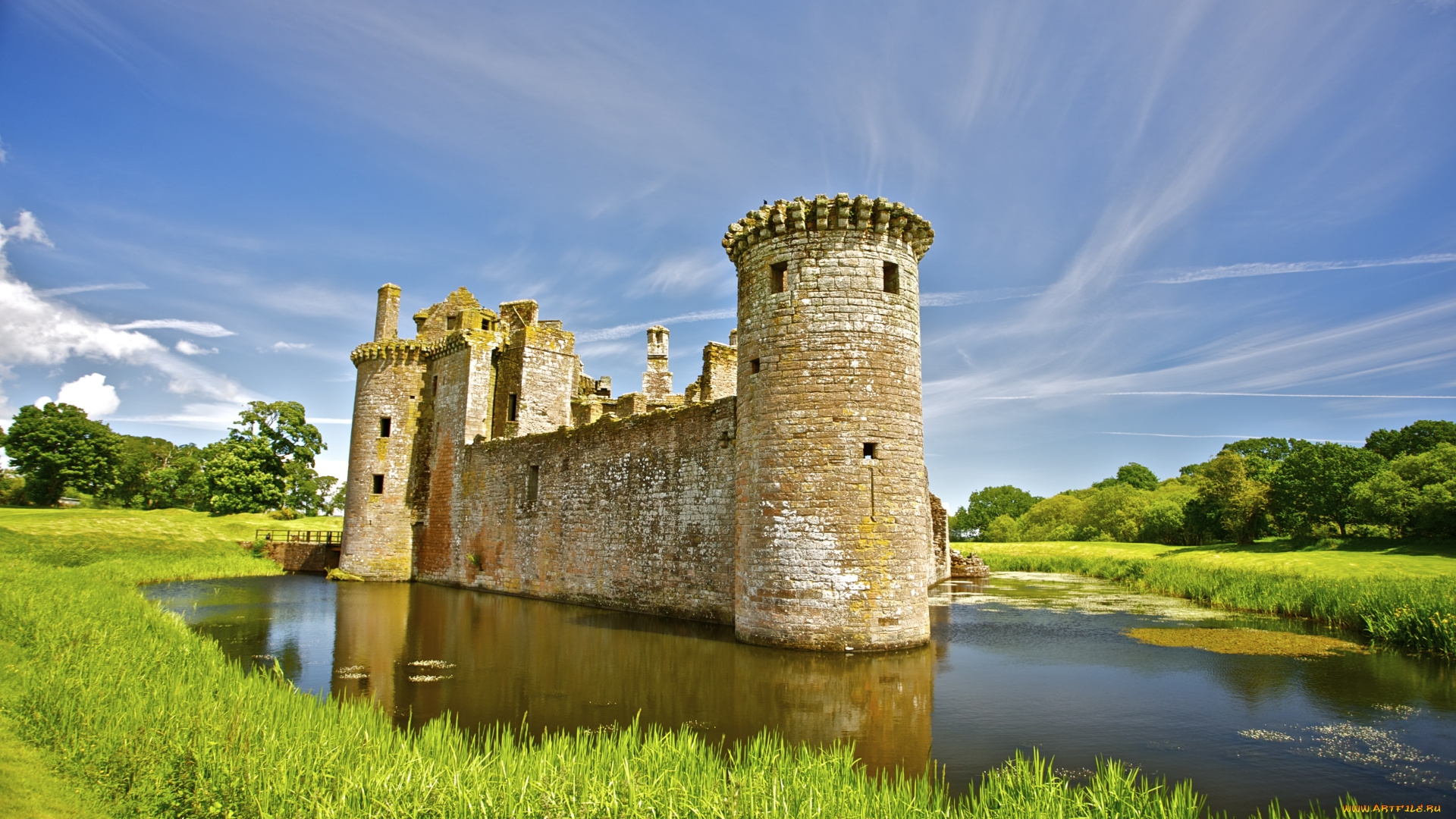 caerlaverock, castle, scotland, города, дворцы, замки, крепости, руины, шотландия, пруд