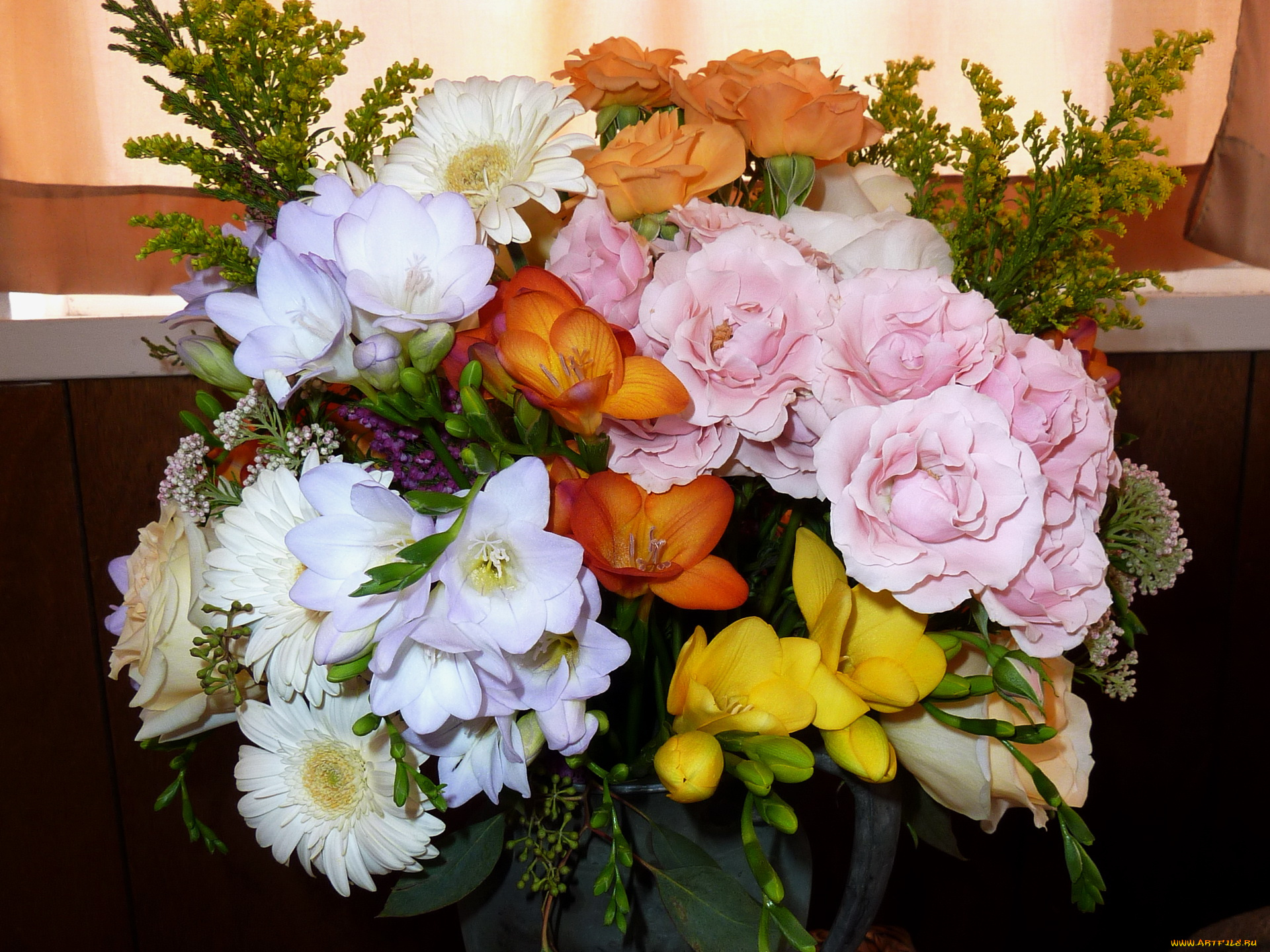 Много цветов на столе. Фрезии цветы букет. Живые цветы фрезия. Фрезии и герберы.