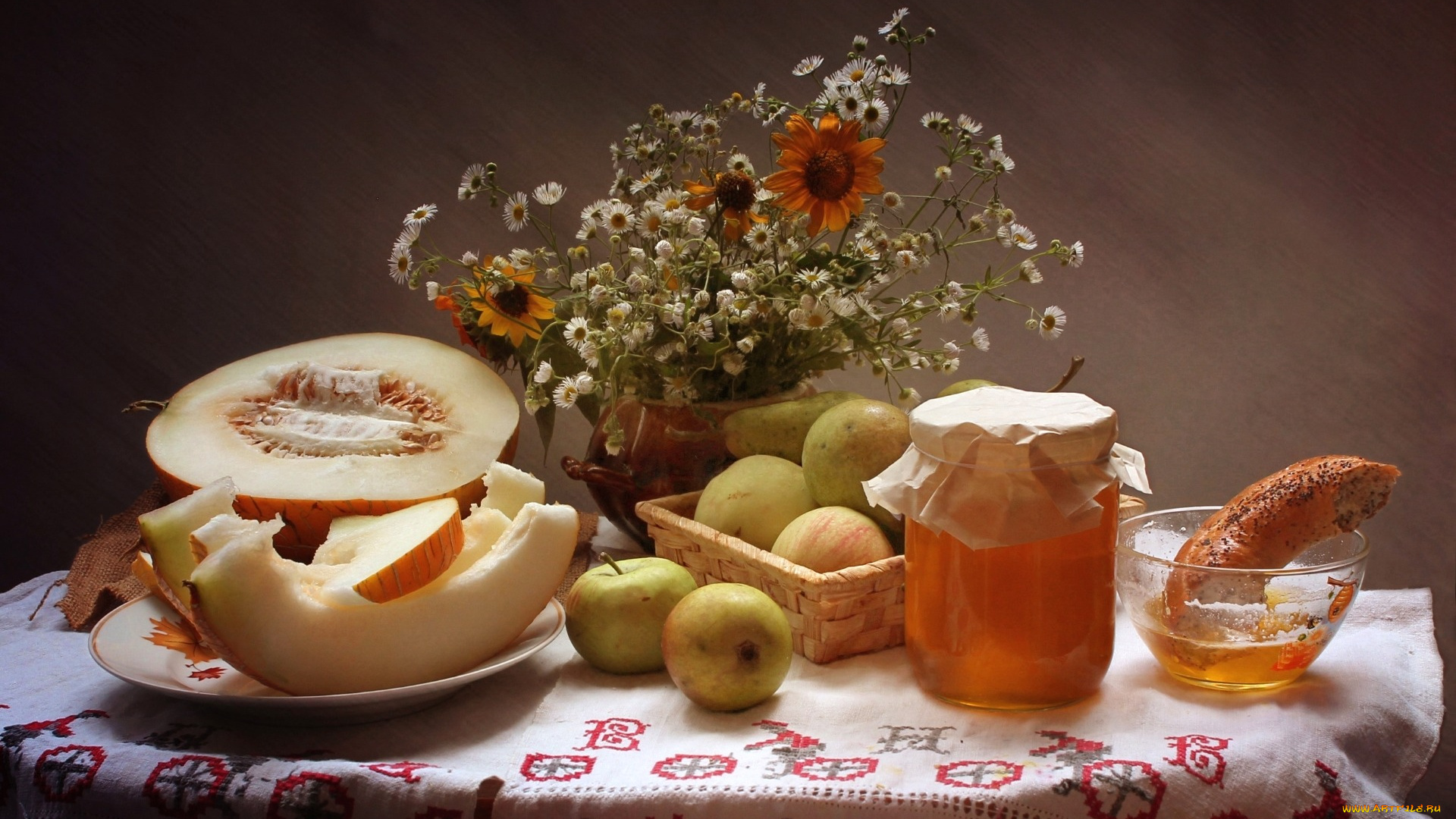 еда, натюрморт, букет, цветы, бублик, дыня, мед, яблоки