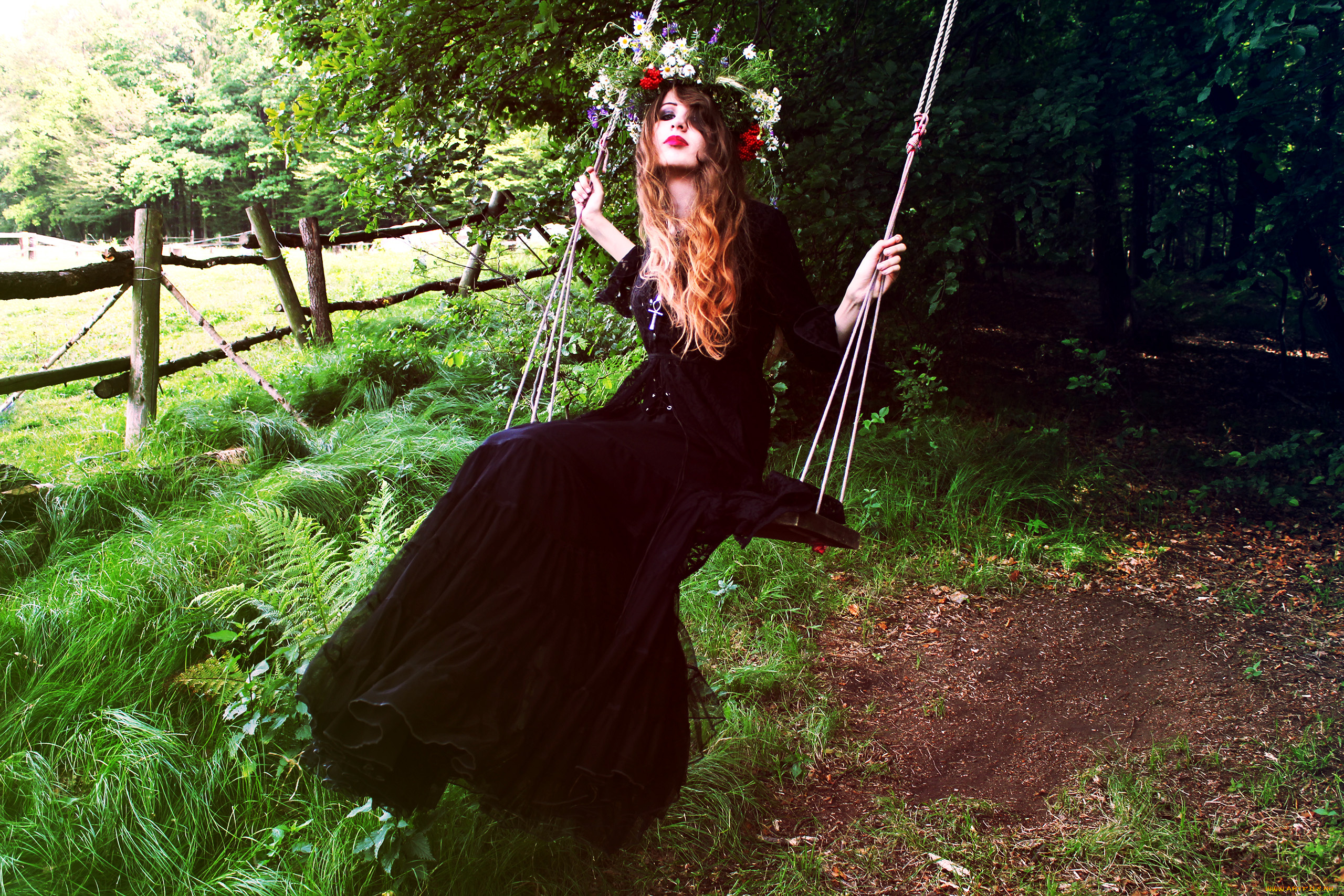 Ведьма видна по. Лесная ведьма. Образ ведьмы. Девушка на качелях. Фотосессия в стиле ведьмы в лесу.
