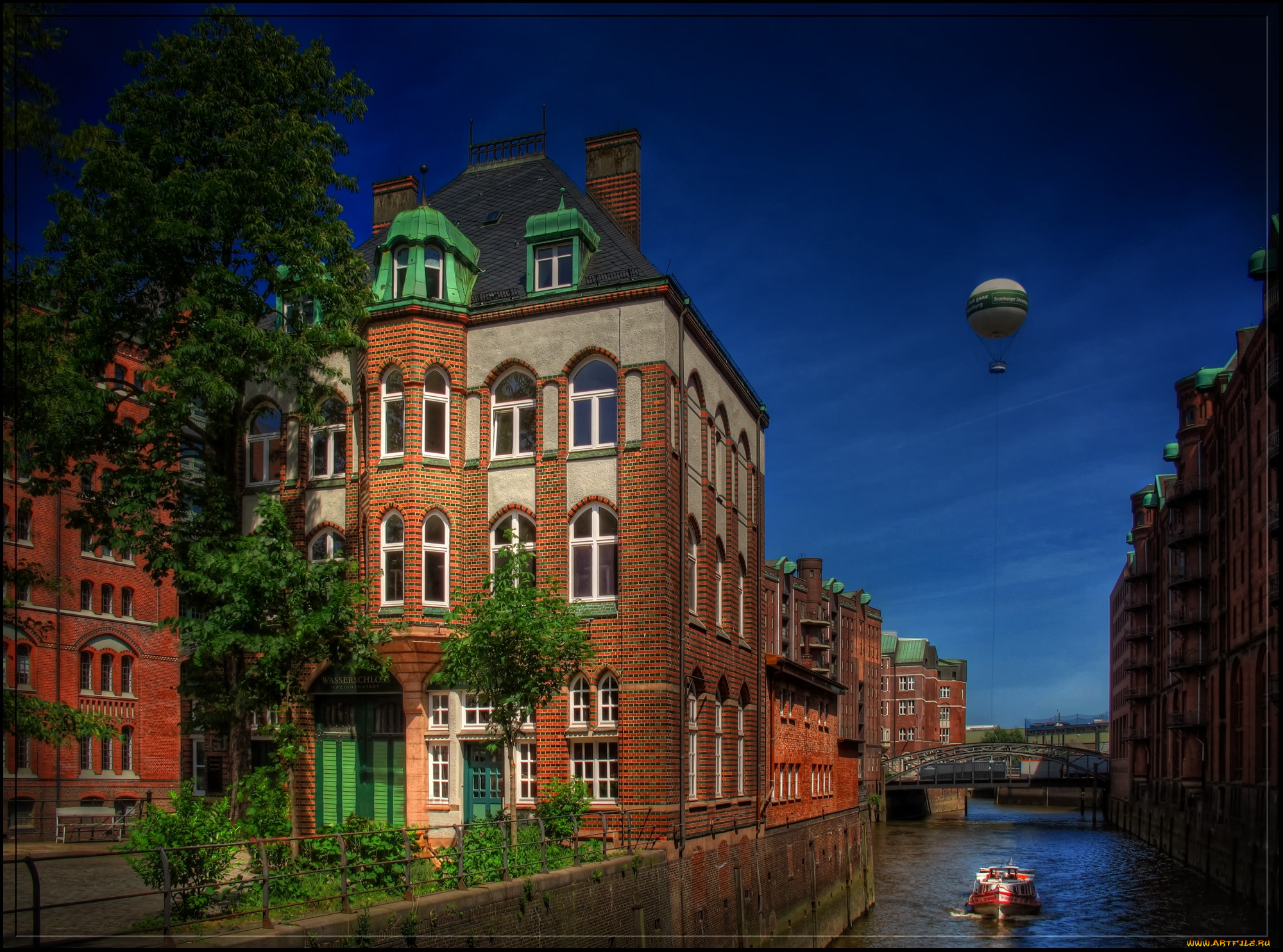 wasserschloss, speicherstadt, hamburg, города, улицы, площади, набережные, судно, воздушный, шар, мосты, здания, канал