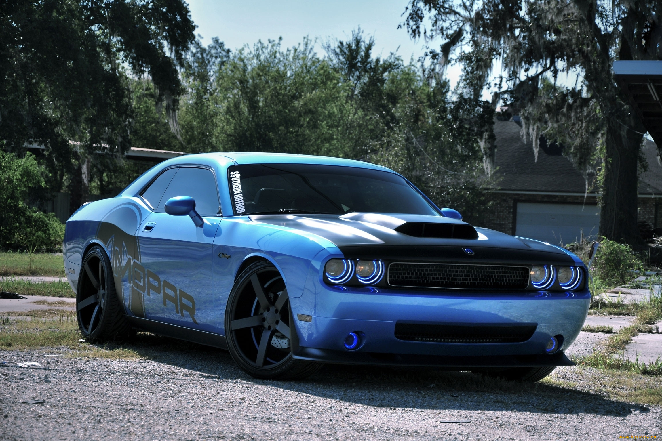 Тачки фото. Додж челенжер тюнигованый. Тюнинговые Додж Челленджер. Dodge Challenger мопар. Dodge Challenger тюнингованный.