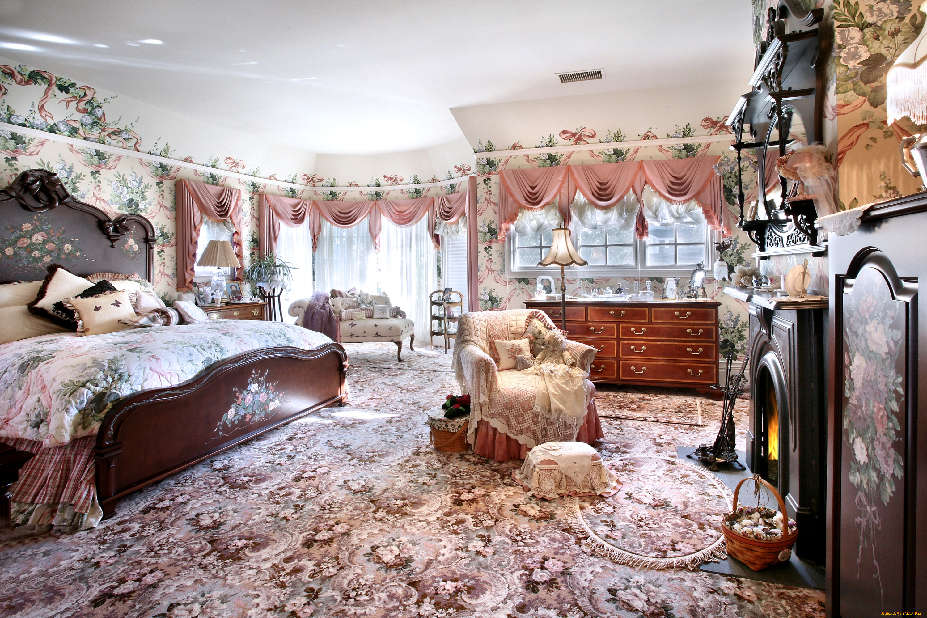 интерьер, спальня, декор, цветочный, кровать, кресло, подушки, шторы