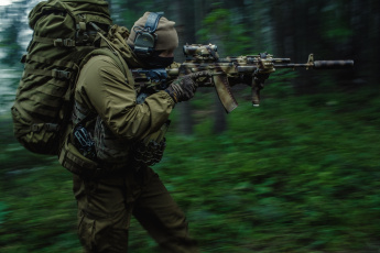 Картинка оружие армия спецназ рюкзак лес стрелок пехотинец ак-12
