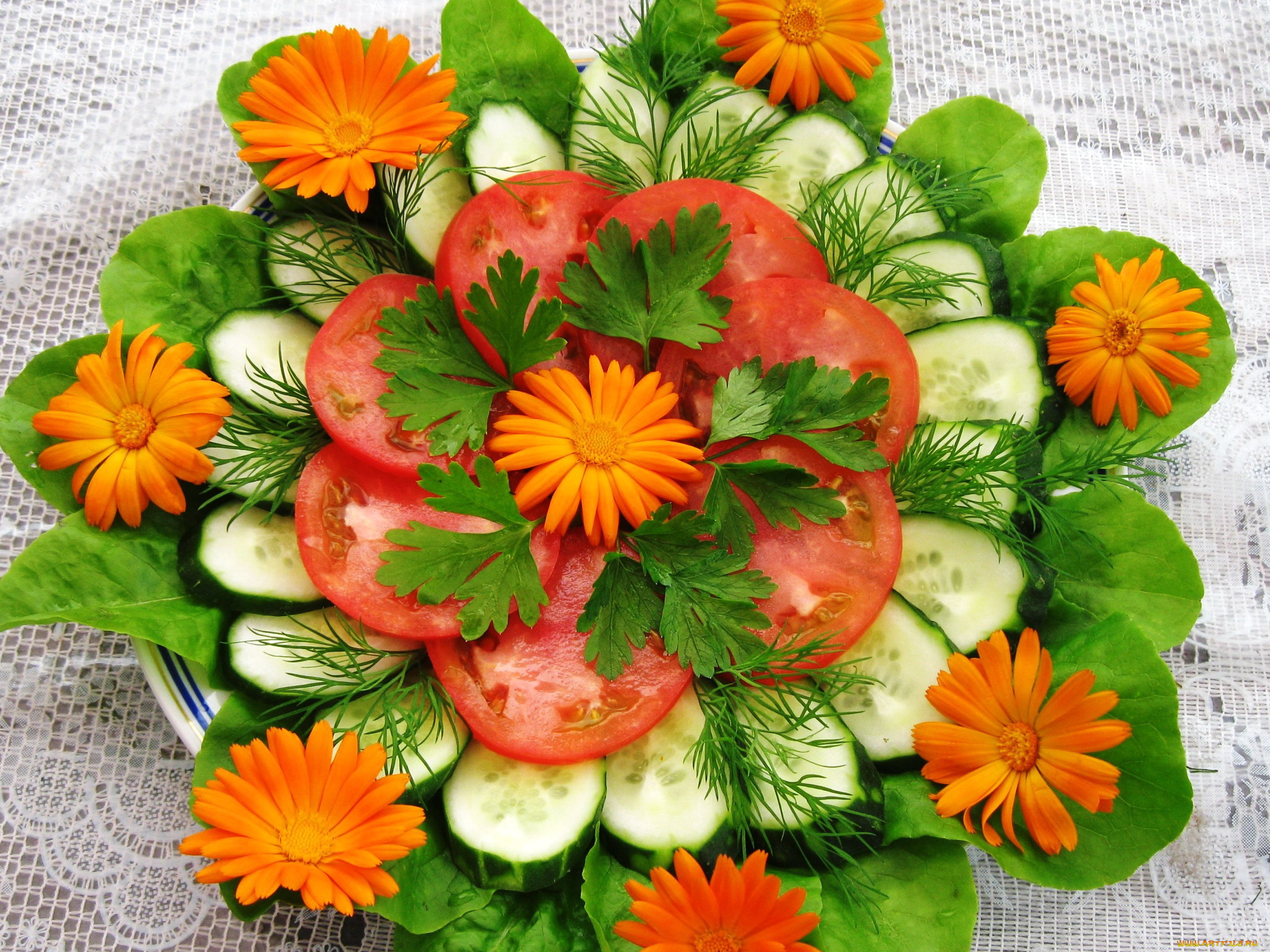 Свежие овощи на праздничный стол