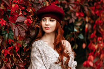 Картинка девушки -+рыжеволосые+и+разноцветные плющ листья берет осень