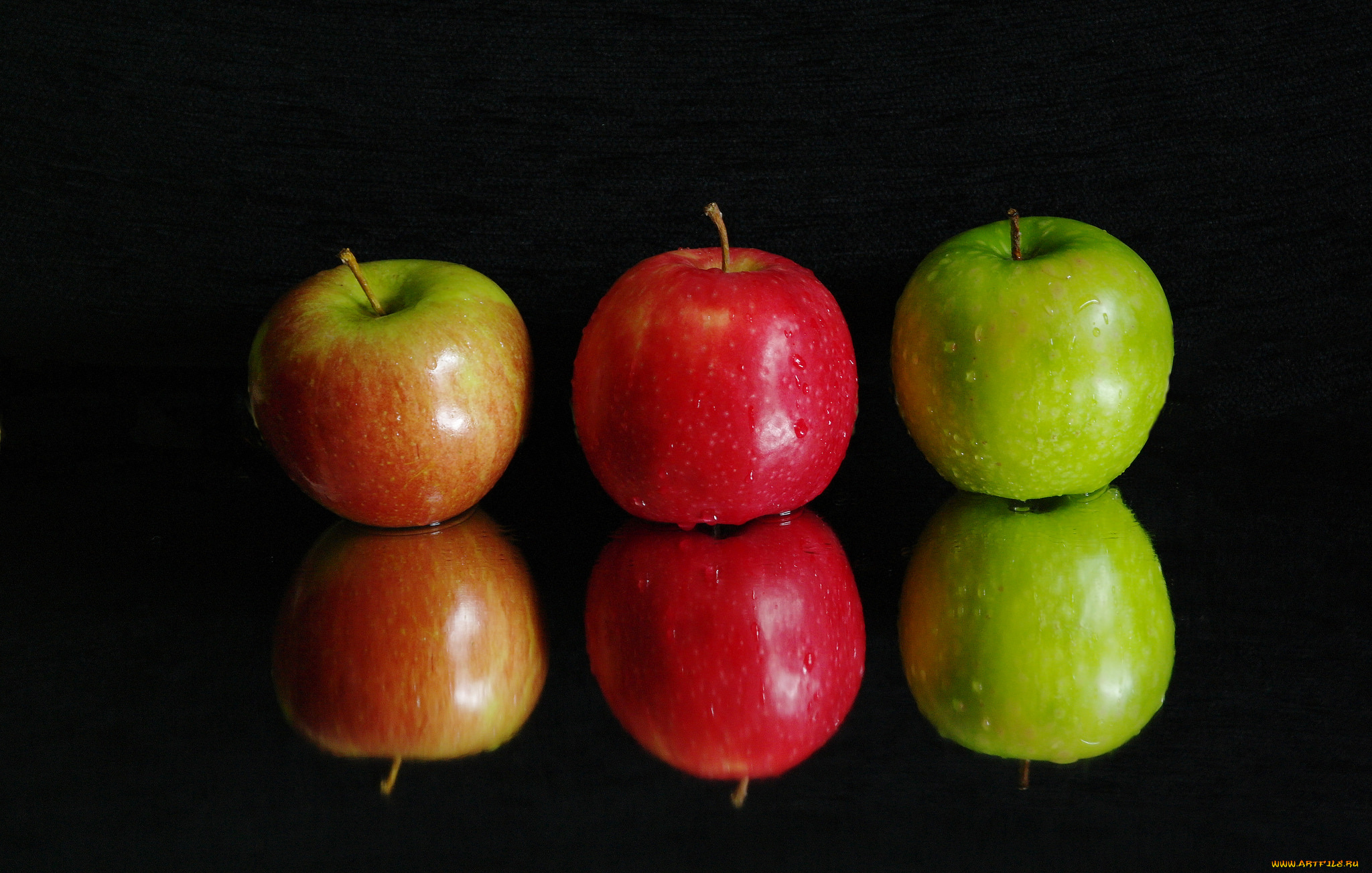 Apple three. Три яблока. Цветные яблоки. Разные яблоки. Красное и зеленое яблоко.