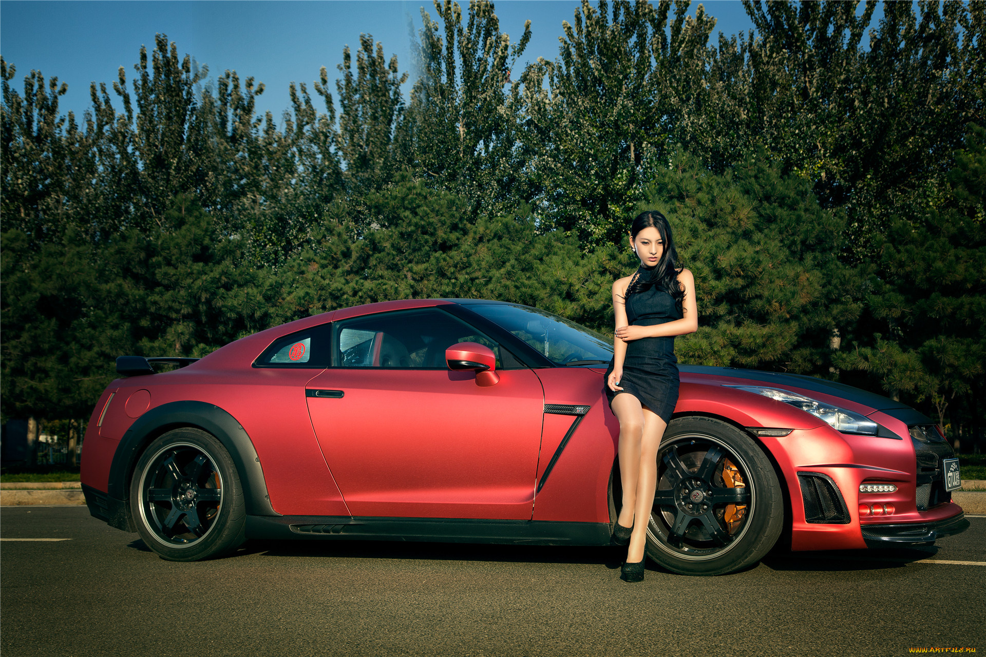 Девушка за рулем Nissan GTR без смс