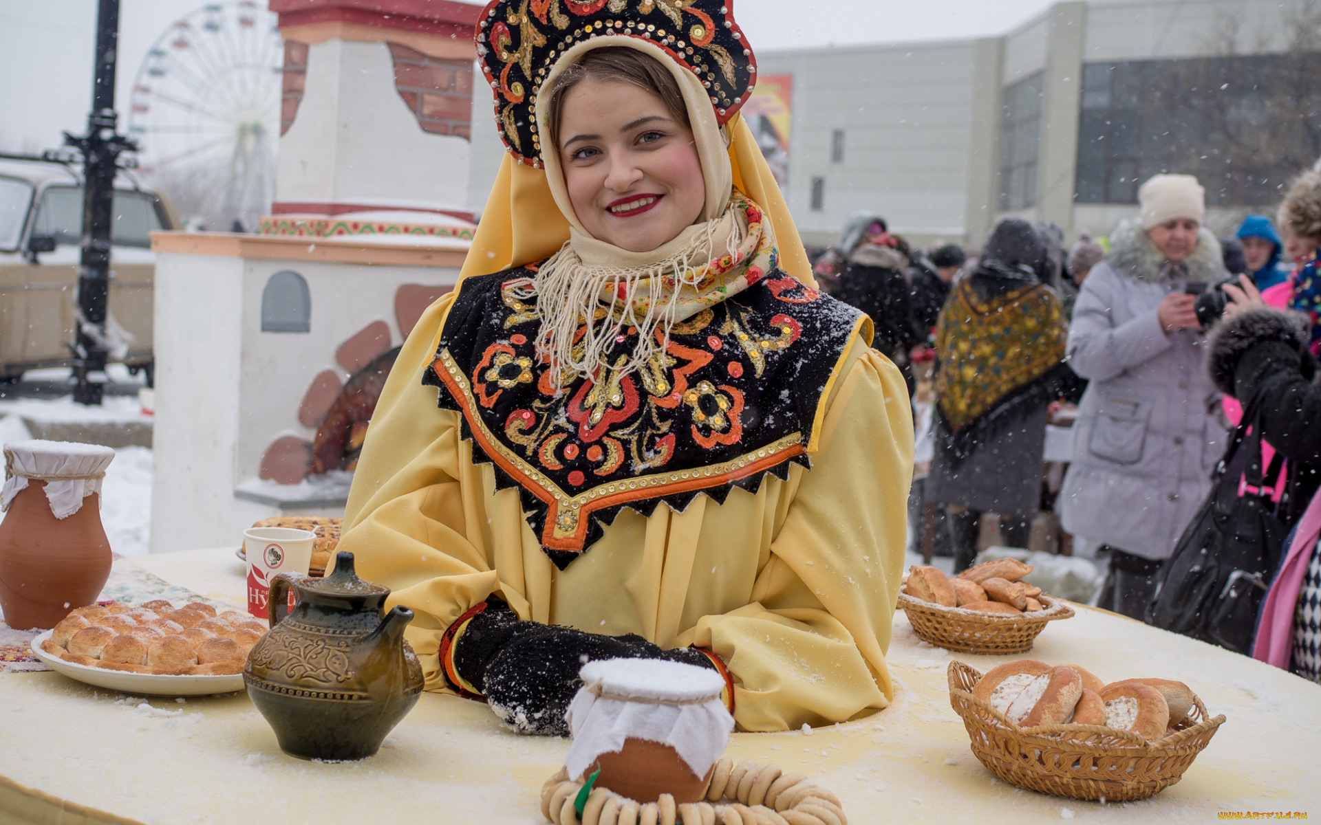 праздничные, масленица, красивая, молодая, девушка, с, угощениями, на, масленицу