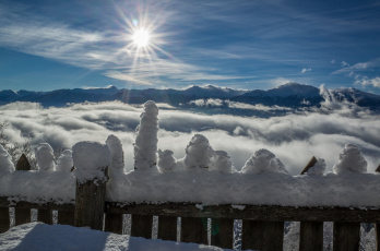 Картинка природа зима снег забор горы солнце