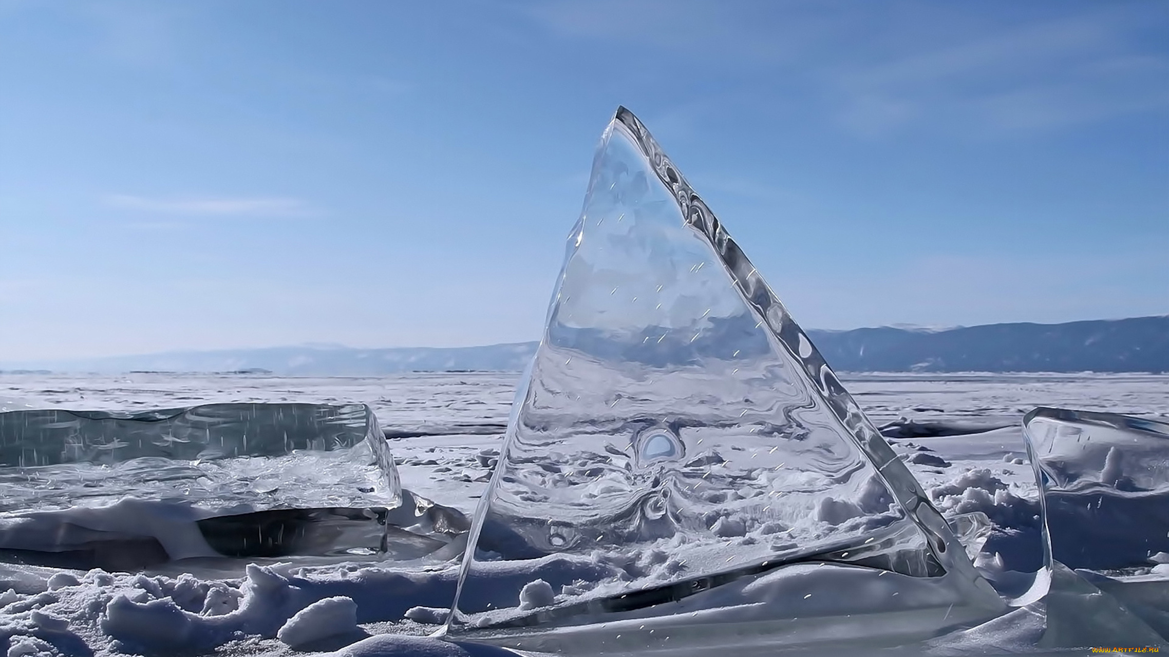 Прозрачный лед озера. Озеро Байкал лед. Байкал озеро зима лед. Озеро Байкал прозрачный лед. Ледяные сопки Байкала.