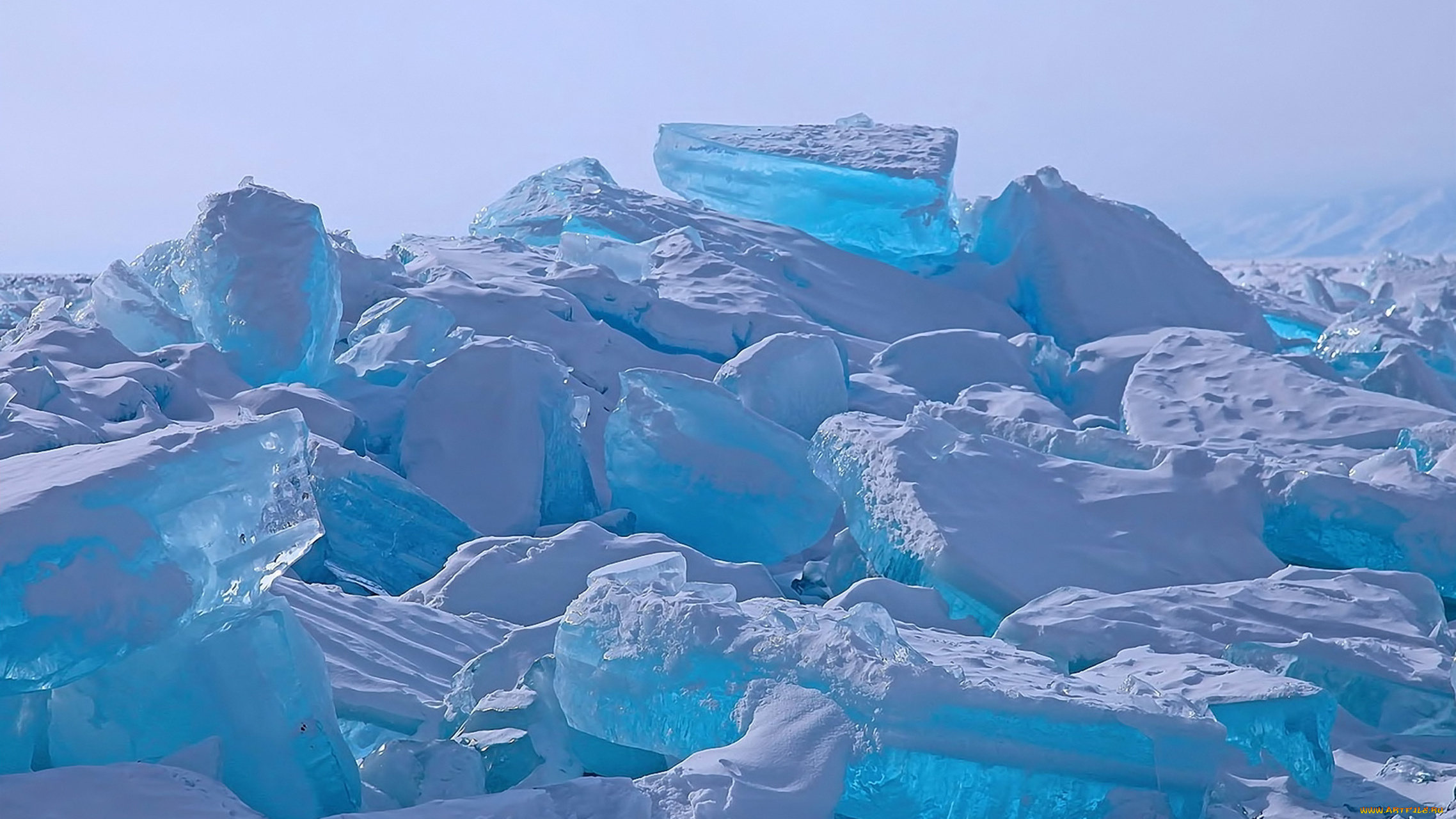 И тут вдруг льды. Бирюзовый лёд озера Байкал. Айс Лейкс. Торосы на Байкале. Голубые глыбы Байкал.