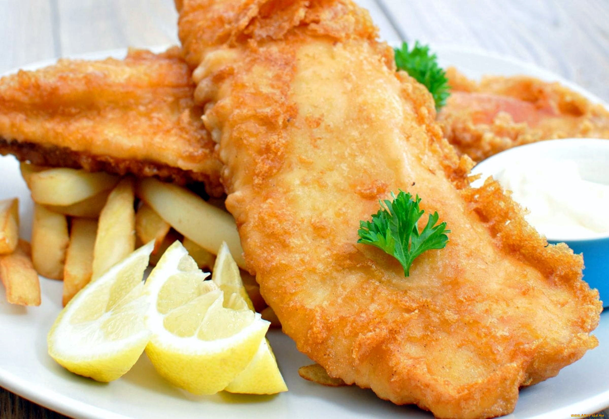 Fish and chips. Минтай в кляре ~ 500г. Судак в кляре. Фиш чипс во фритюре. Судак рыба жареная.