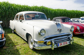 Картинка pontiac+chieftan+sedan+1954 автомобили выставки+и+уличные+фото выставка автошоу ретро история