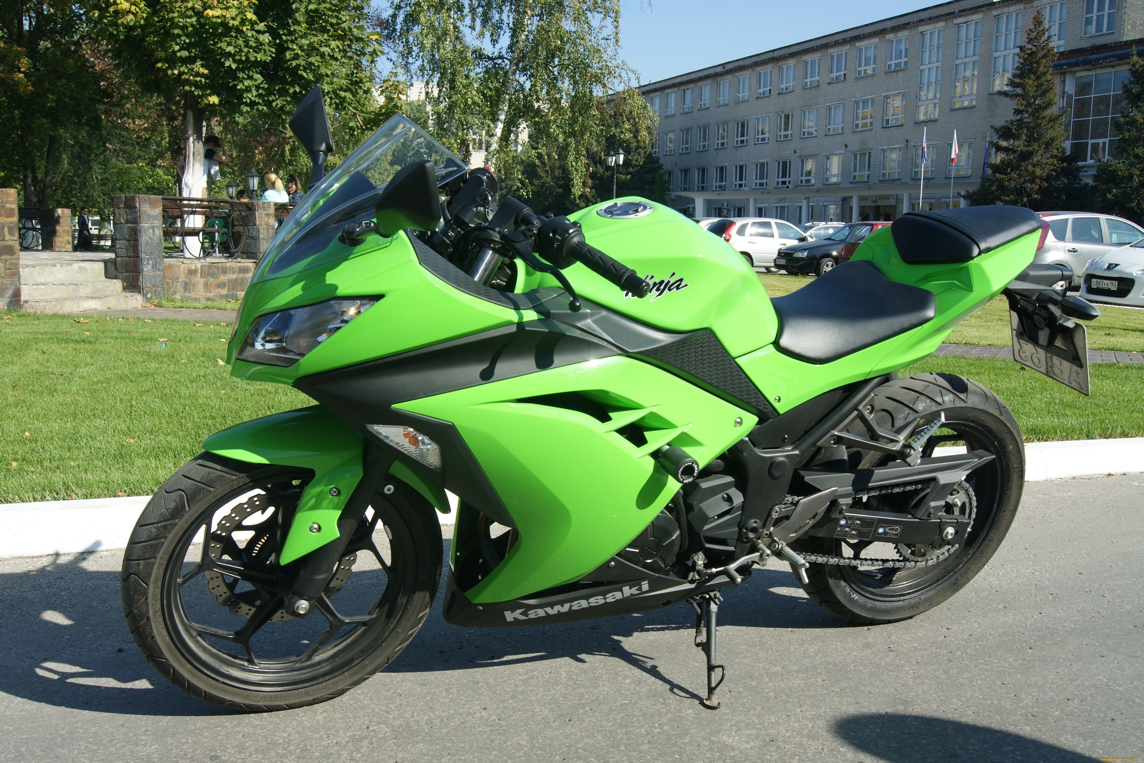 мотоциклы, kawasaki, мотоцикл, зеленый, газон, дорога, здание, автомобили, деревья