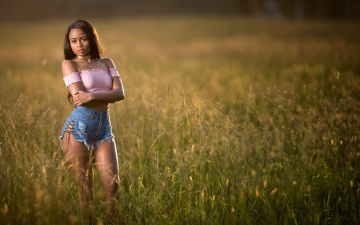 Картинка девушки -+темнокожие девушка мулатка симпатичная сексуальная причёска шорты стоит поле цветы трава луг поза настроение природа взгляд брюнетка