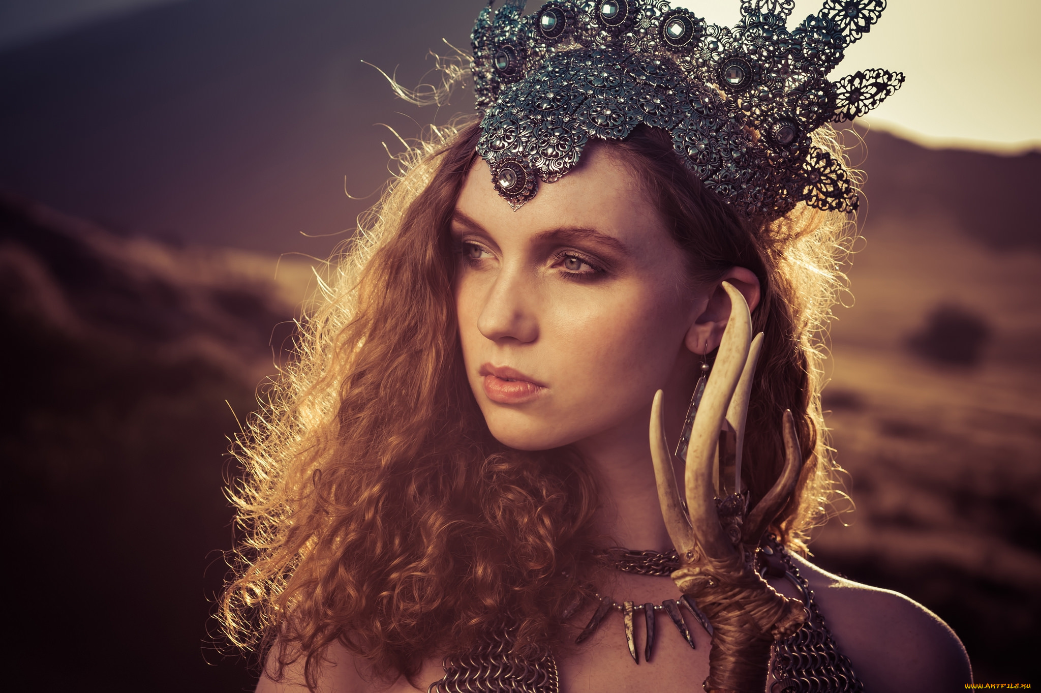 Королева миленькие. Александрия Бассо. Девушка в короне. Женщина с короной на голове. Красивая девушка в короне.