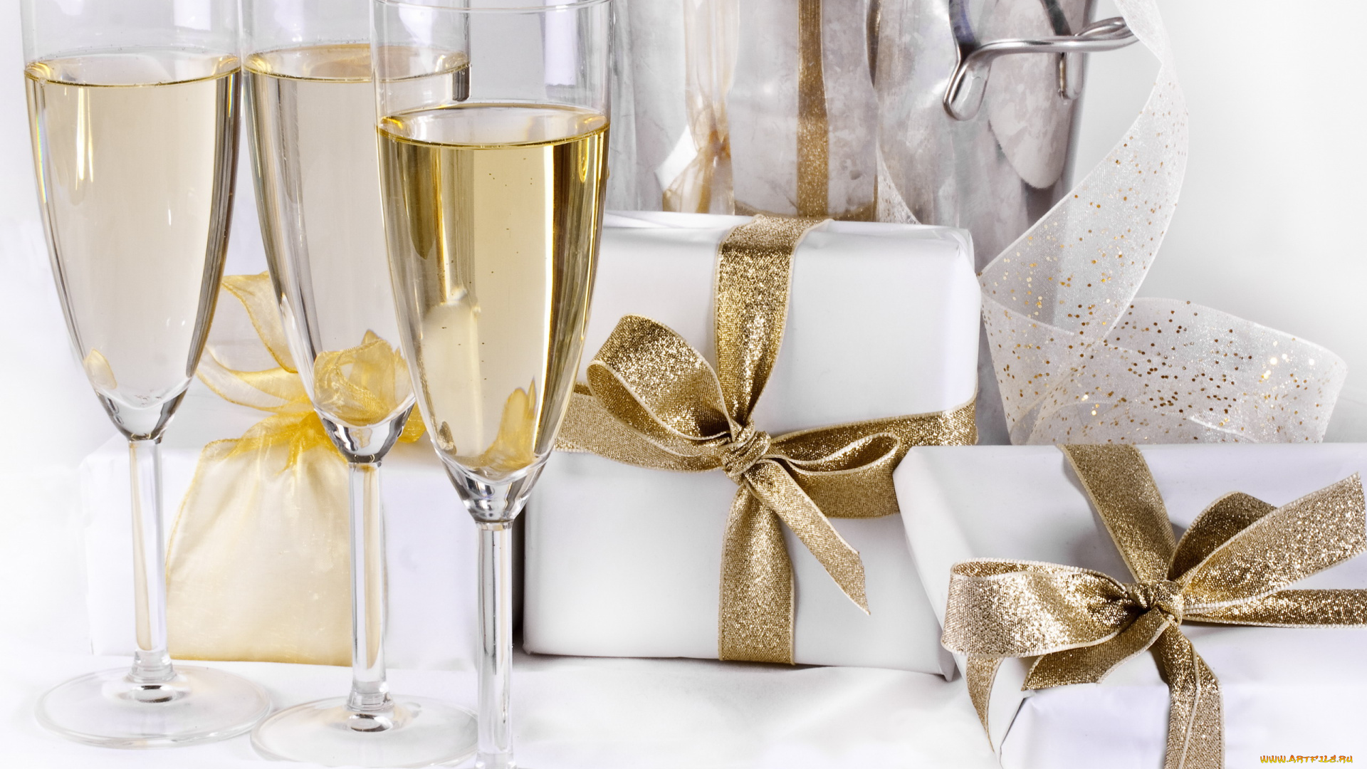 праздничные, угощения, шампанское, бокалы, банты, подарки, коробки