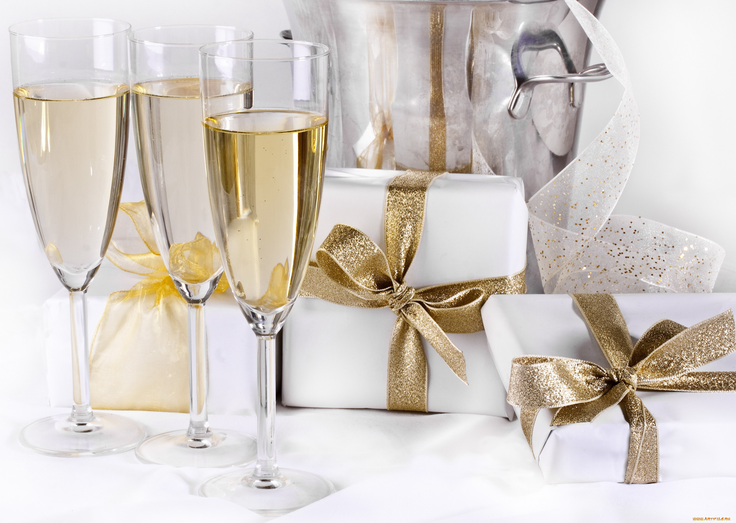 праздничные, угощения, шампанское, бокалы, банты, подарки, коробки