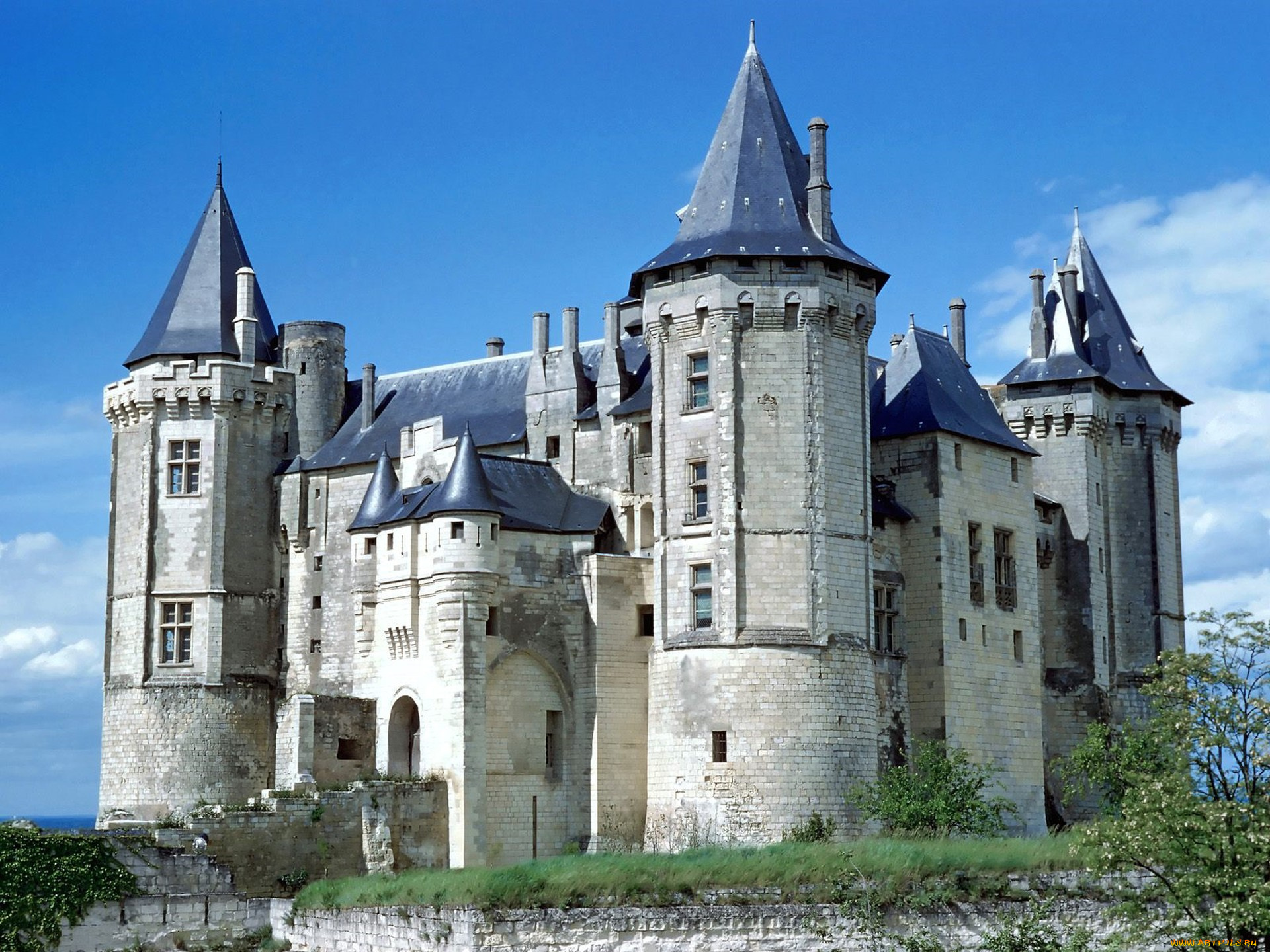 Замок средние. Де Монтелу Франция замок. Замок Сомюр средневековье. Замок крепость романский стиль. Замок Андровер Франция.
