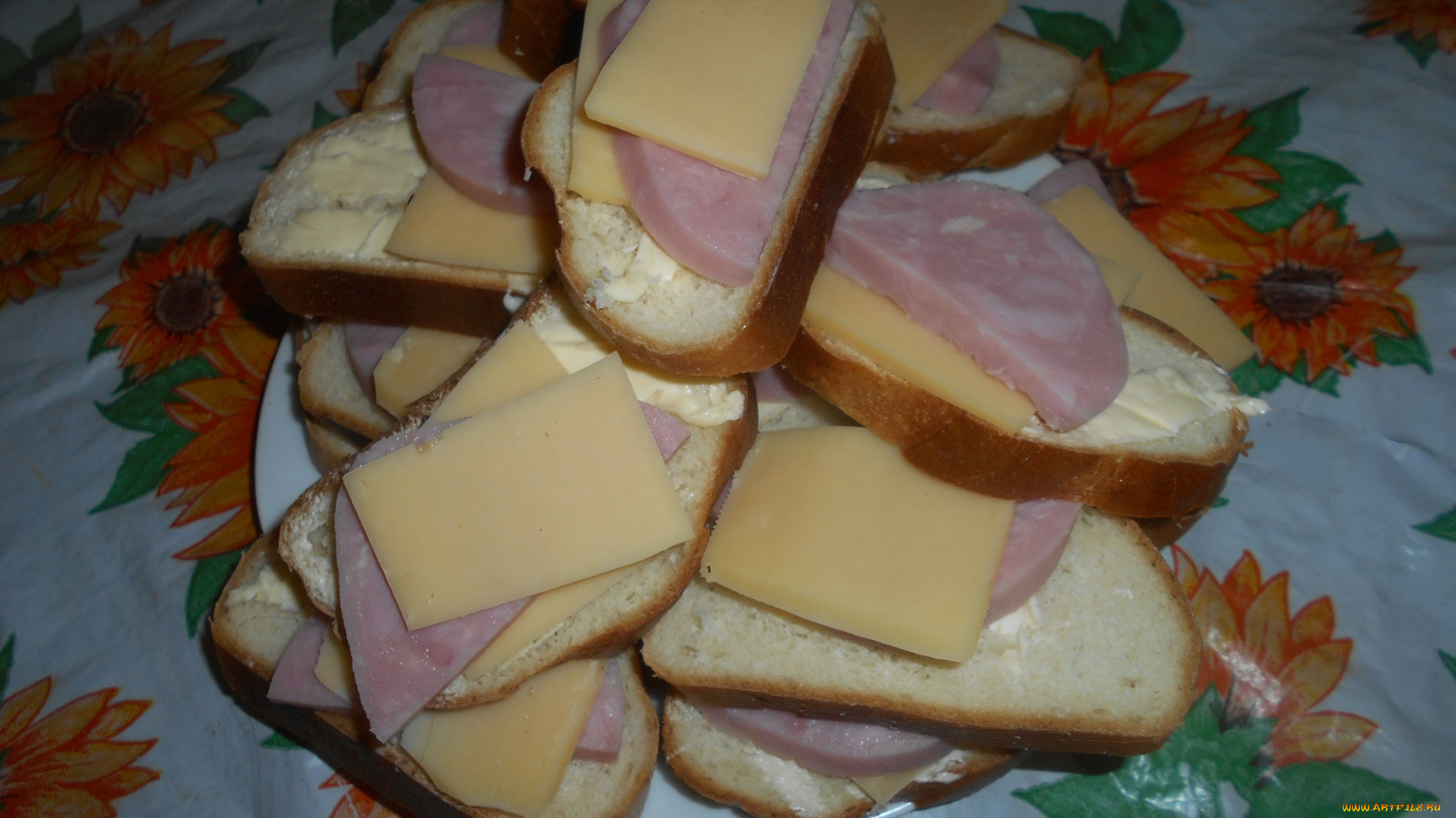 Бутерброд с маслом сыром и колбасой