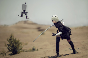 Картинка девушки -unsort+ девушки+с+оружием андроид 2в пустыня робот меч девушка