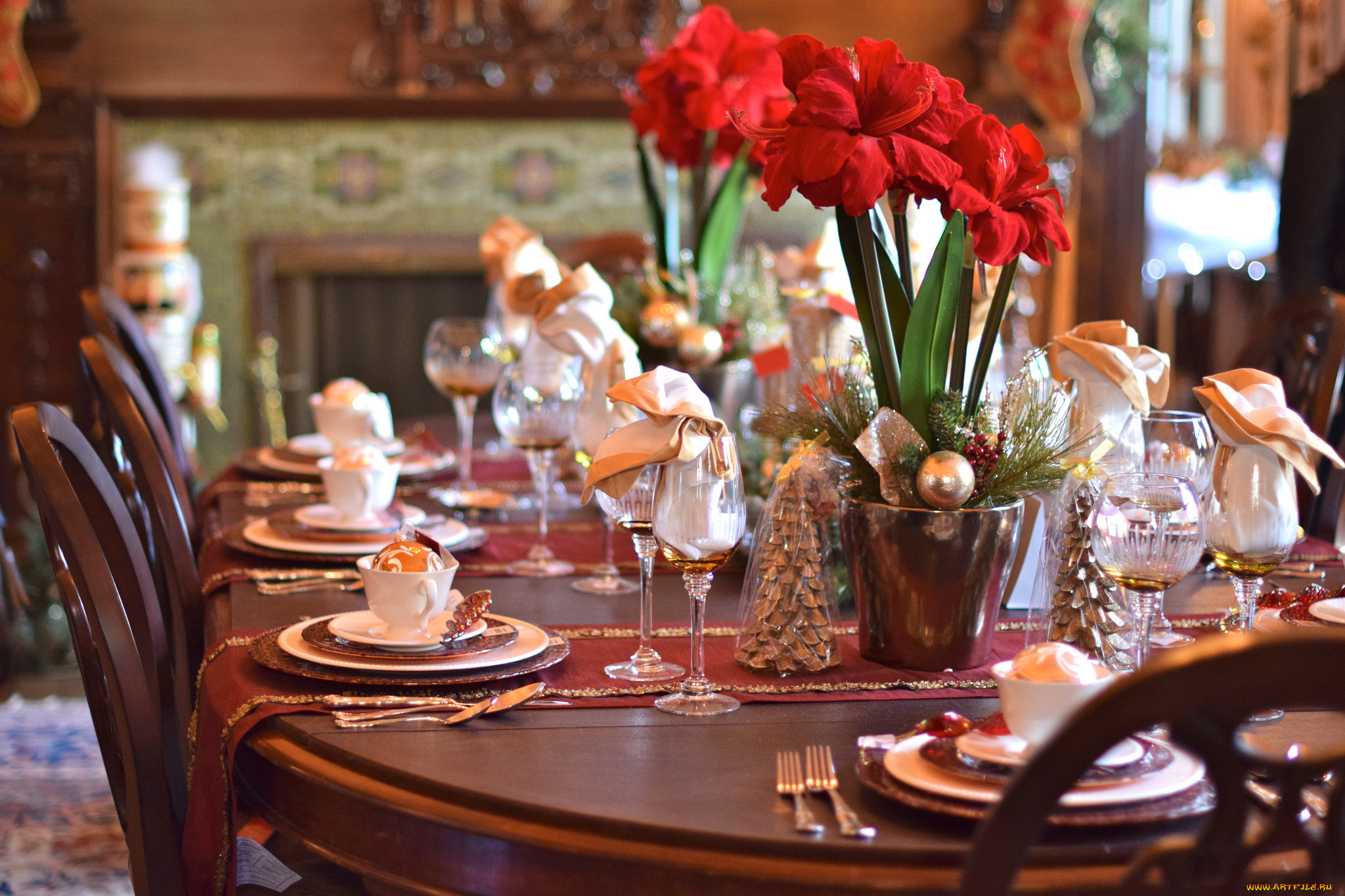 праздничные, угощения, красные, новогодний, посуда, амариллисы, стол, цветы, сервировка