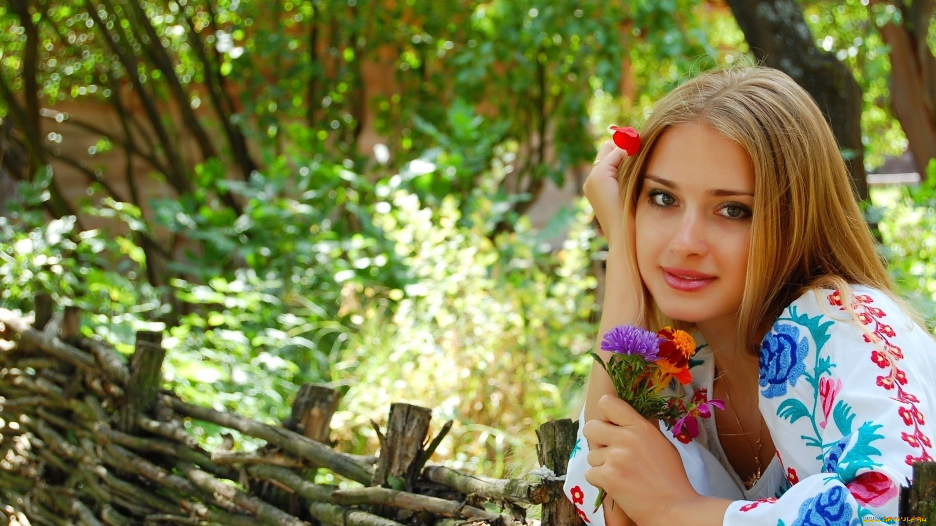 девушки, -unsort, , блондинки, цветы, блузка, сад, деревья, тын, изгородь, забор, улыбка, вышиванка