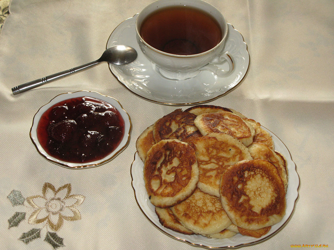 Чай с блинчиками и сырниками