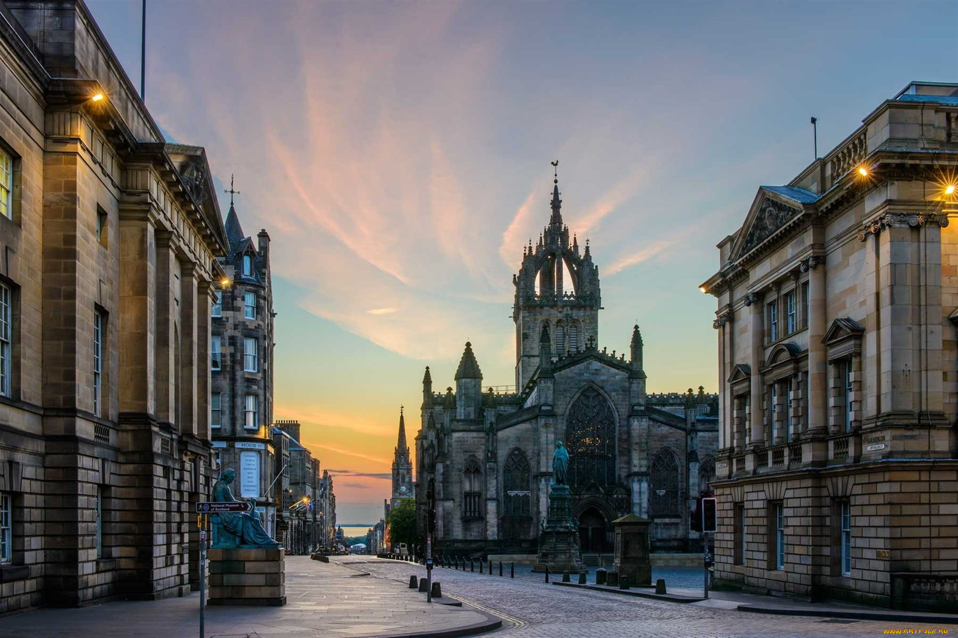 Площадь шотландии. Эдинбург Royal Mile. Королевская миля в Шотландии. Сент джайлс Лондон.