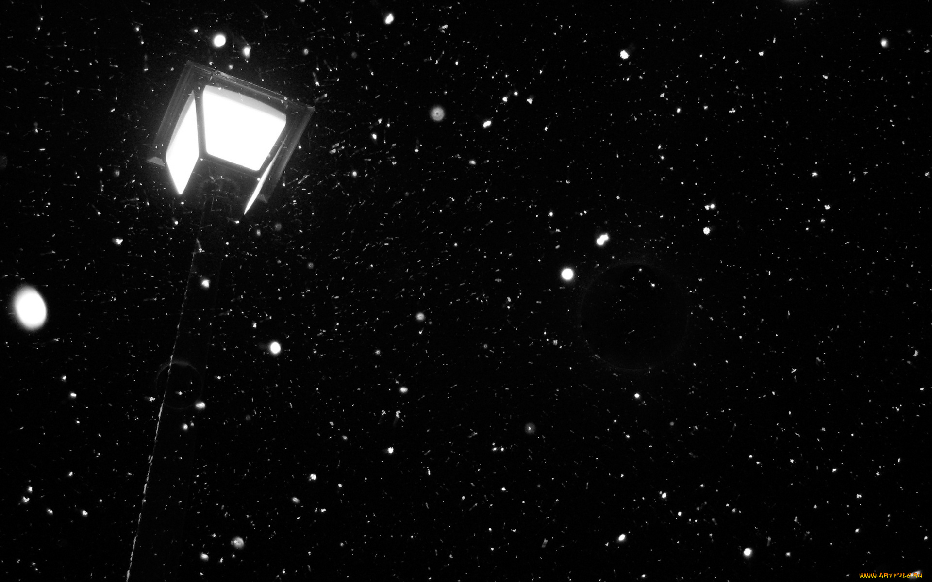 Звездная свет черной. Снегопад на черном фоне. Черное небо со звездами. Ночное небо черное. Звезды в темноте.