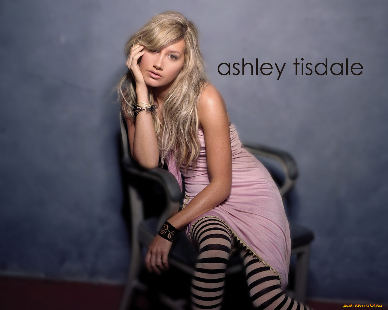 Ashley, Tisdale, девушки, , , блондинка, кресло, розовое, платье, браслеты, полосатые, чулки