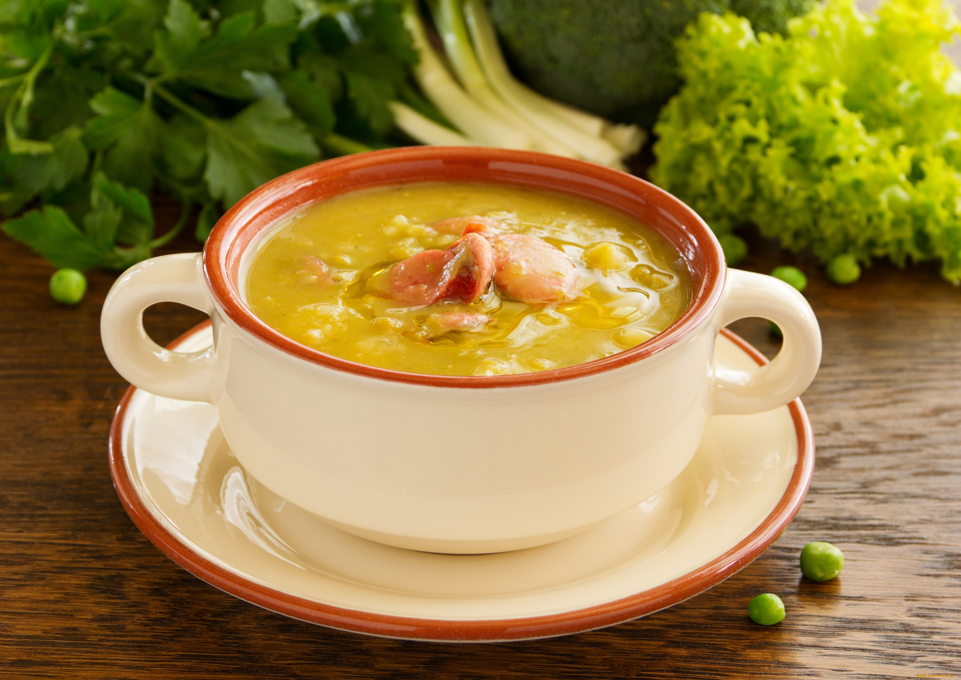 Гороховый суп в год. Суп-пюре «гороховый». Суп гороховый с копченостями. Гороховый суп с копченостями в Нидерландах. Гороховая похлебка.