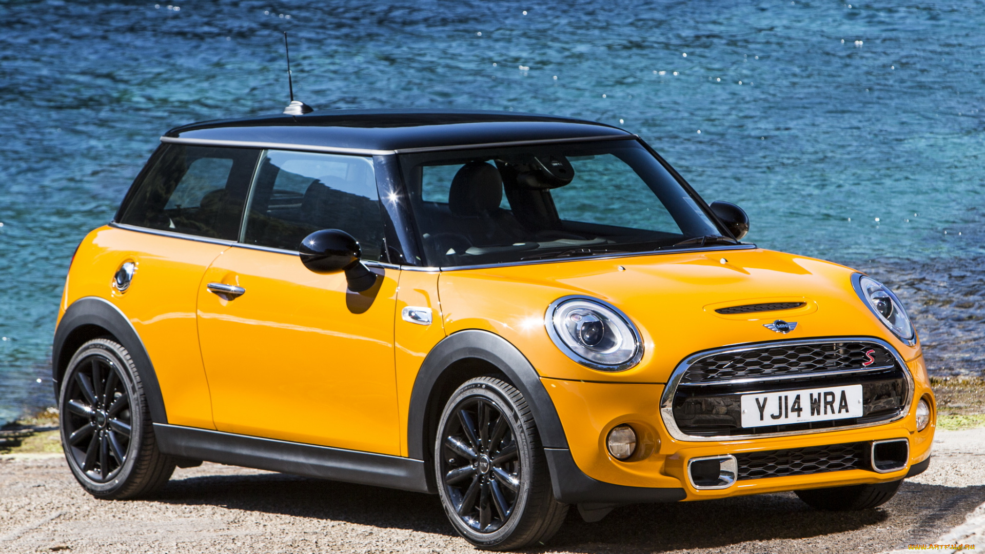 Под мини купер. Mini Cooper. Mini Cooper Yellow 2022. Мини Купер 4х дверный. Мини Купер машина 2023.