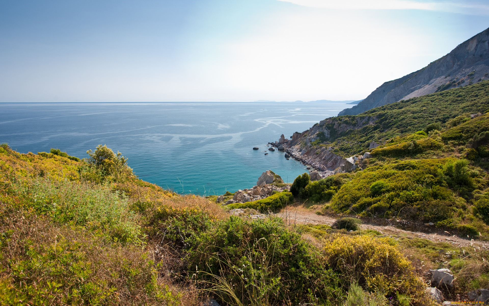 Вид на море фото. Вид на море. Красивый вид на море и горы. Склон горы с видом на море. Вид на океан с горы.